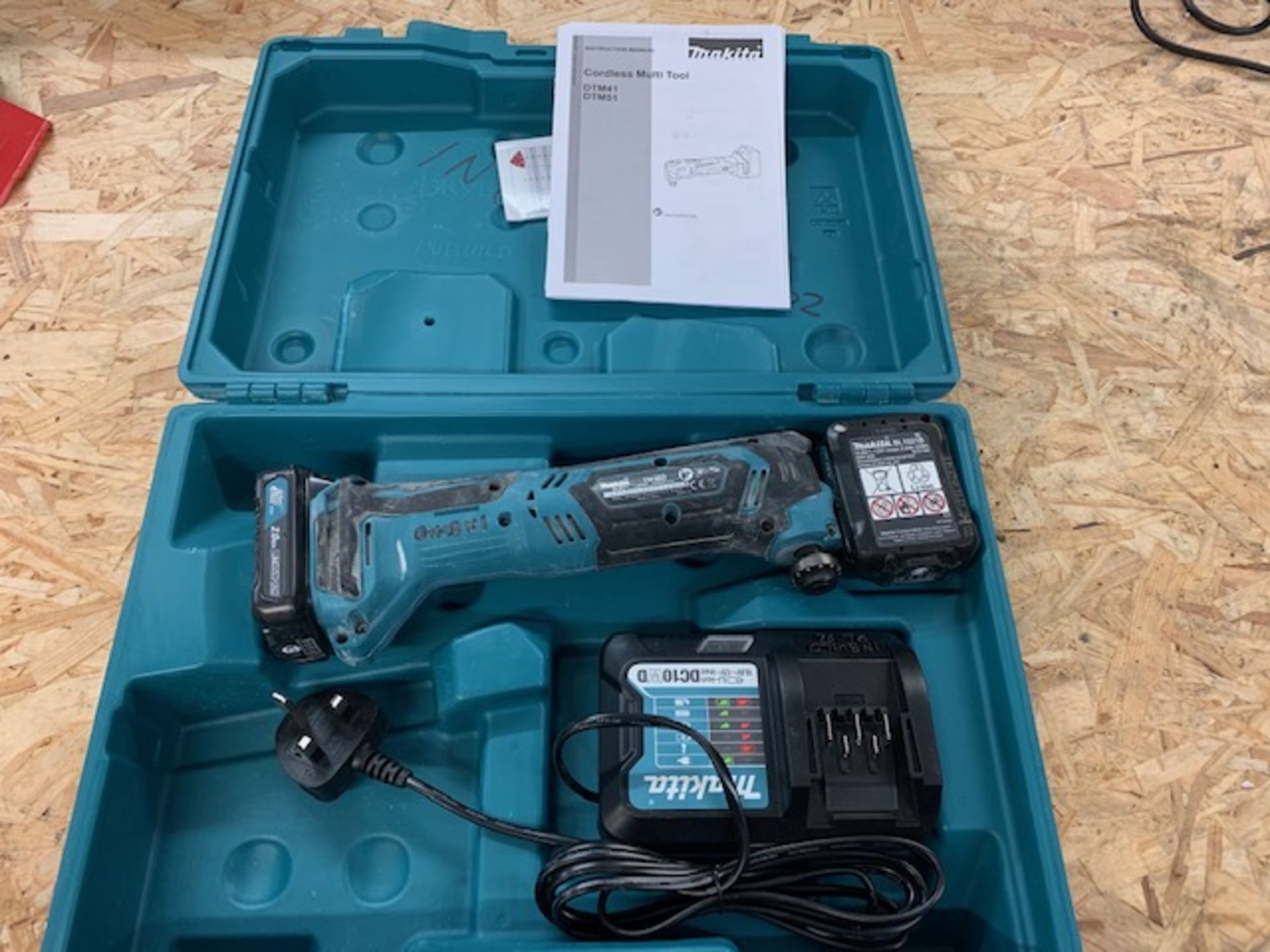 Makita TM30D cordless multi tool c/w 2x 2.0ah lithium batteries +DC10WD charge and case240v