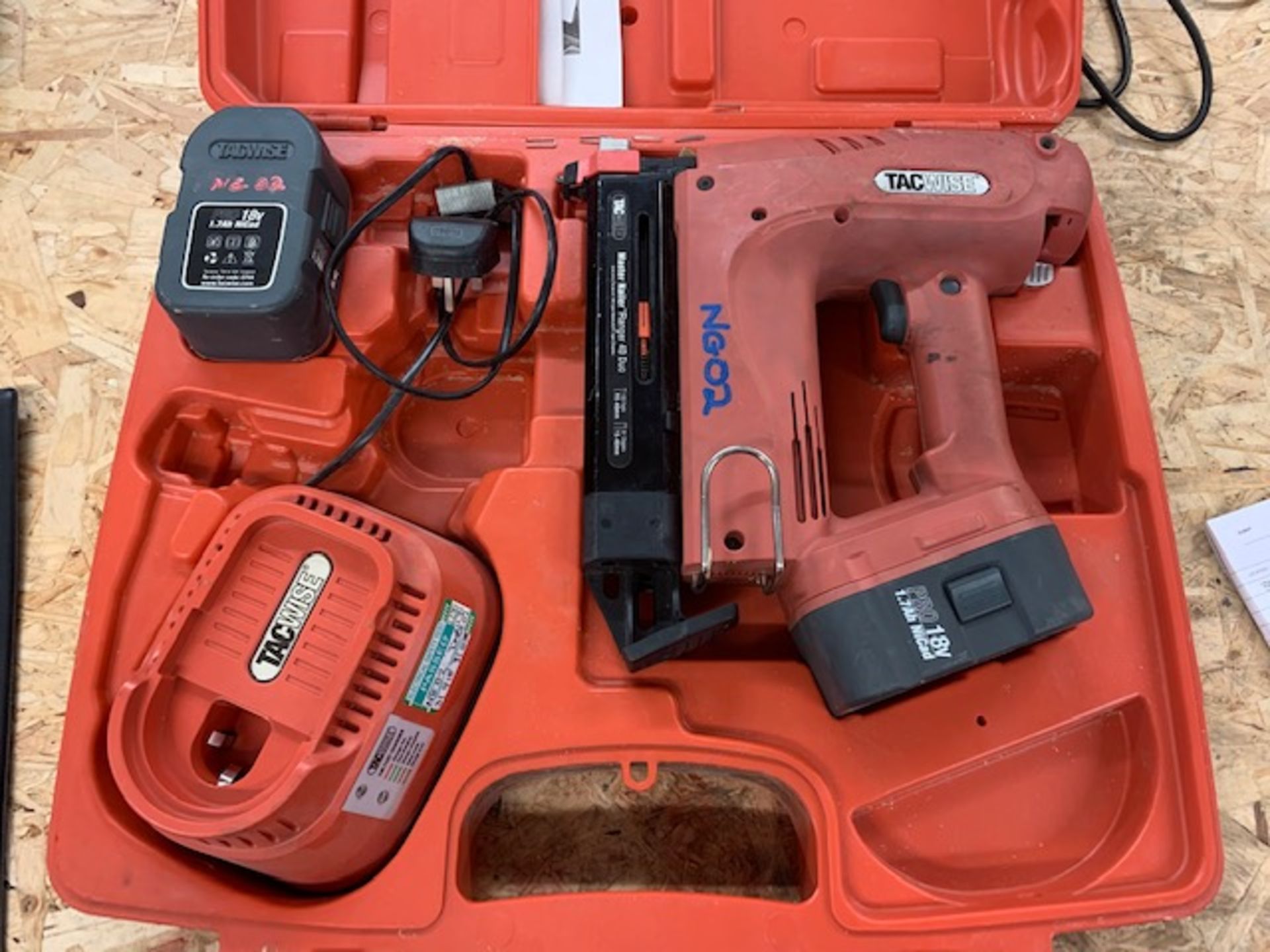 Tacwise Marster nailer model range 40 duo c/w 2x Pro 18v 1.7 nicad batteries & 1 hr fast charger &