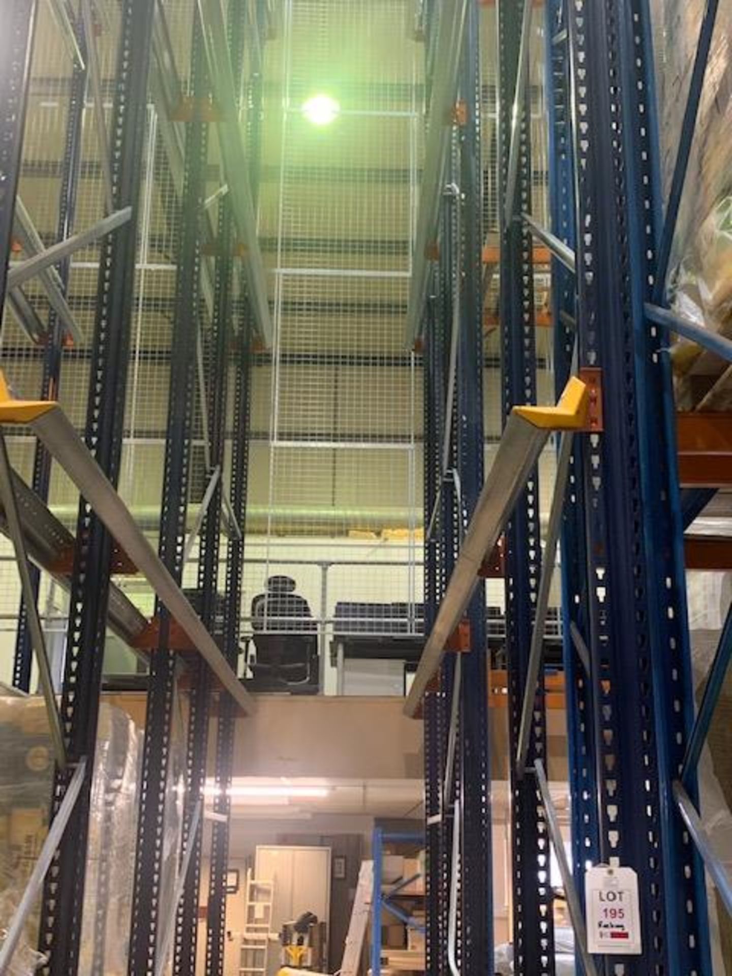 5 Bays of drive in racking 5 pallets deep. Consists of: 30 uprights approx. 10Meters. 30 Pallet - Bild 3 aus 4