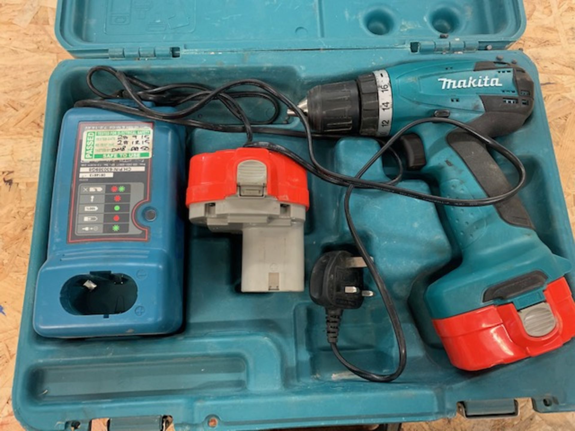 Makita 6281D cordless drill c/w 2 batteries & charger 240v & case