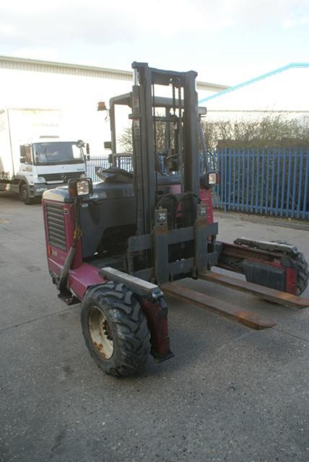 Man 3 axle rigid body curtain sided HGV TGS 26.320, 10518cc, c/w rear mounted Moffett attachment. - Image 7 of 11