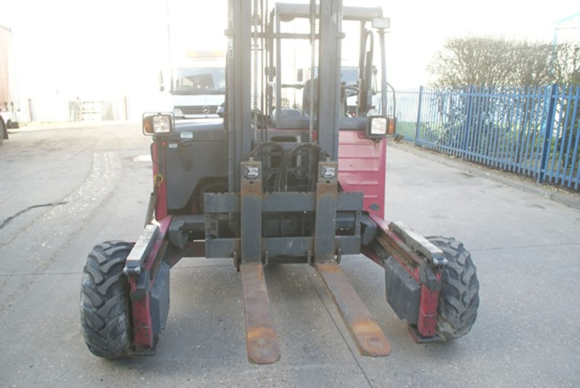 Man 3 axle rigid body curtain sided HGV TGS 26.320, 10518cc, c/w rear mounted Moffett attachment. - Image 8 of 11