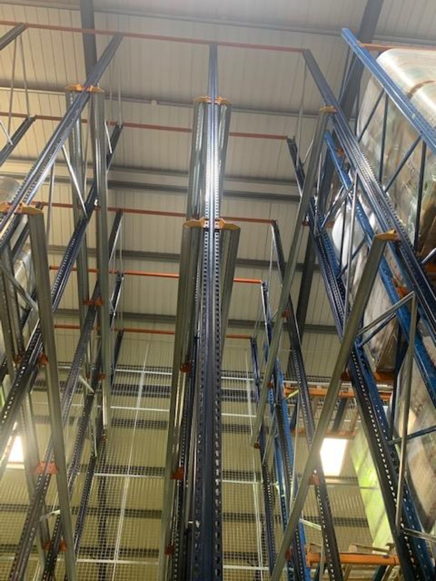 5 Bays of drive in racking 5 pallets deep. Consists of: 30 uprights approx. 10Meters. 30 Pallet - Bild 4 aus 4