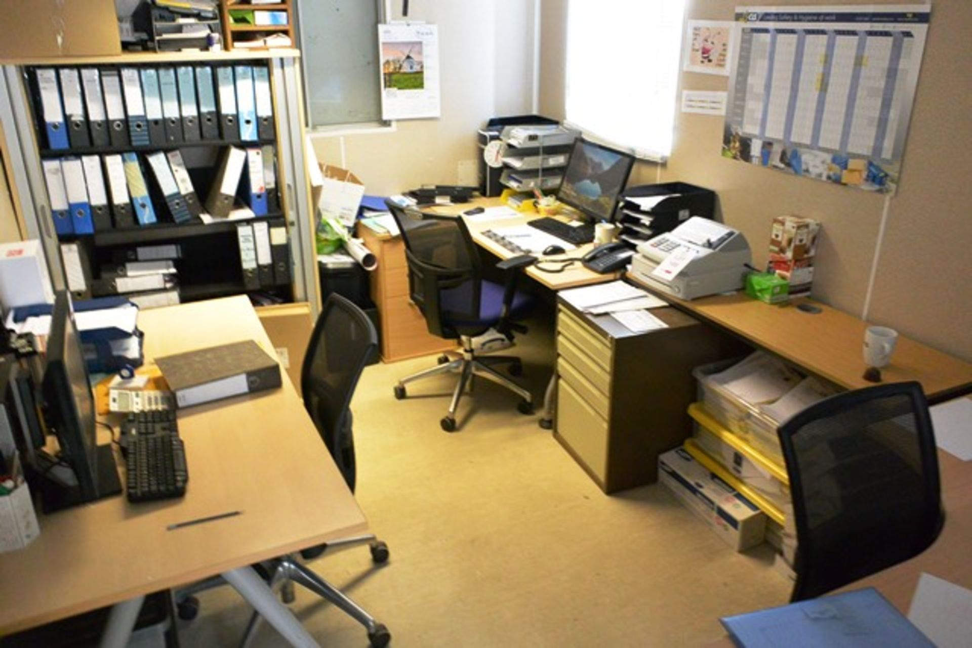 Remaining loose contents of office room incl. 4 light oak effect desks, Bisley 4 drawer pedestal