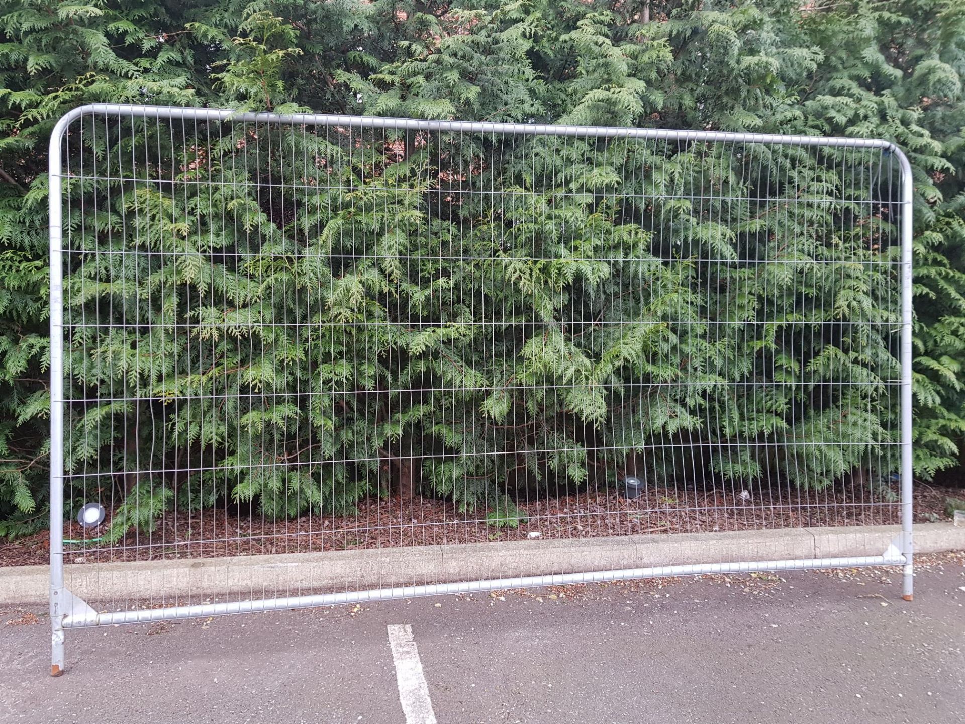 30 x Anti-climb Temporary Site Fencing Panels Galvanised plus 2 x gate panels with wheels (size: - Image 3 of 3