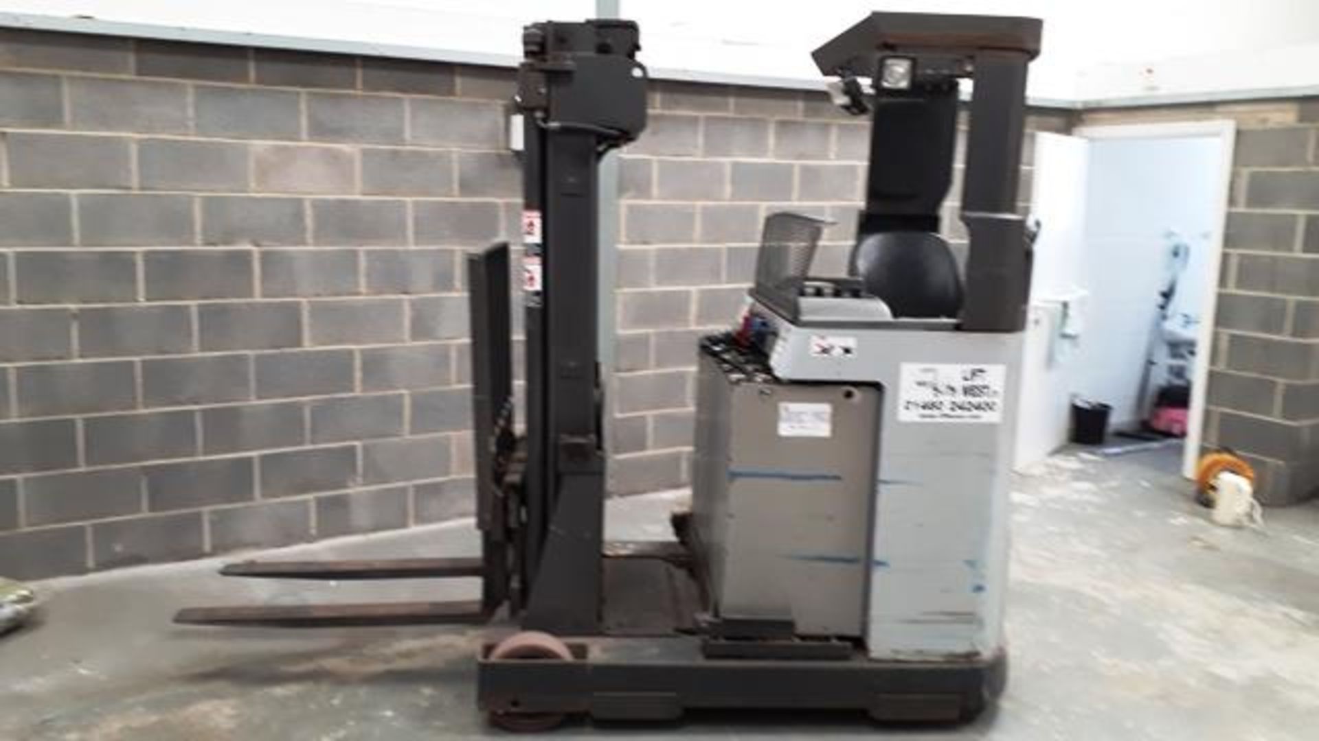 Nissan USS141 DTFVXE480 Battery powered reach truck, 1,400kg capacity, 4700mm maximum lift height, - Image 3 of 7