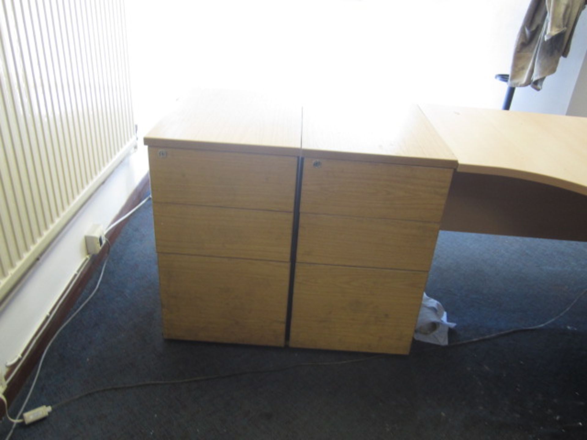 Two light oak effect L shape office desks, two light oak effect 3-drawer pedestal units - Image 2 of 3