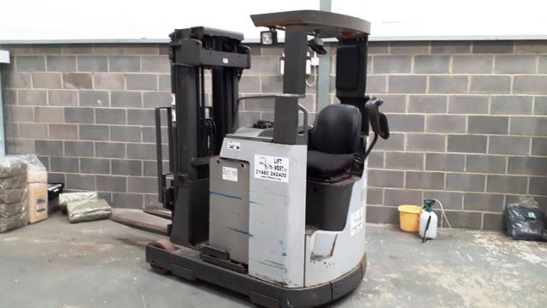 Nissan USS141 DTFVXE480 Battery powered reach truck, 1,400kg capacity, 4700mm maximum lift height, - Image 2 of 7