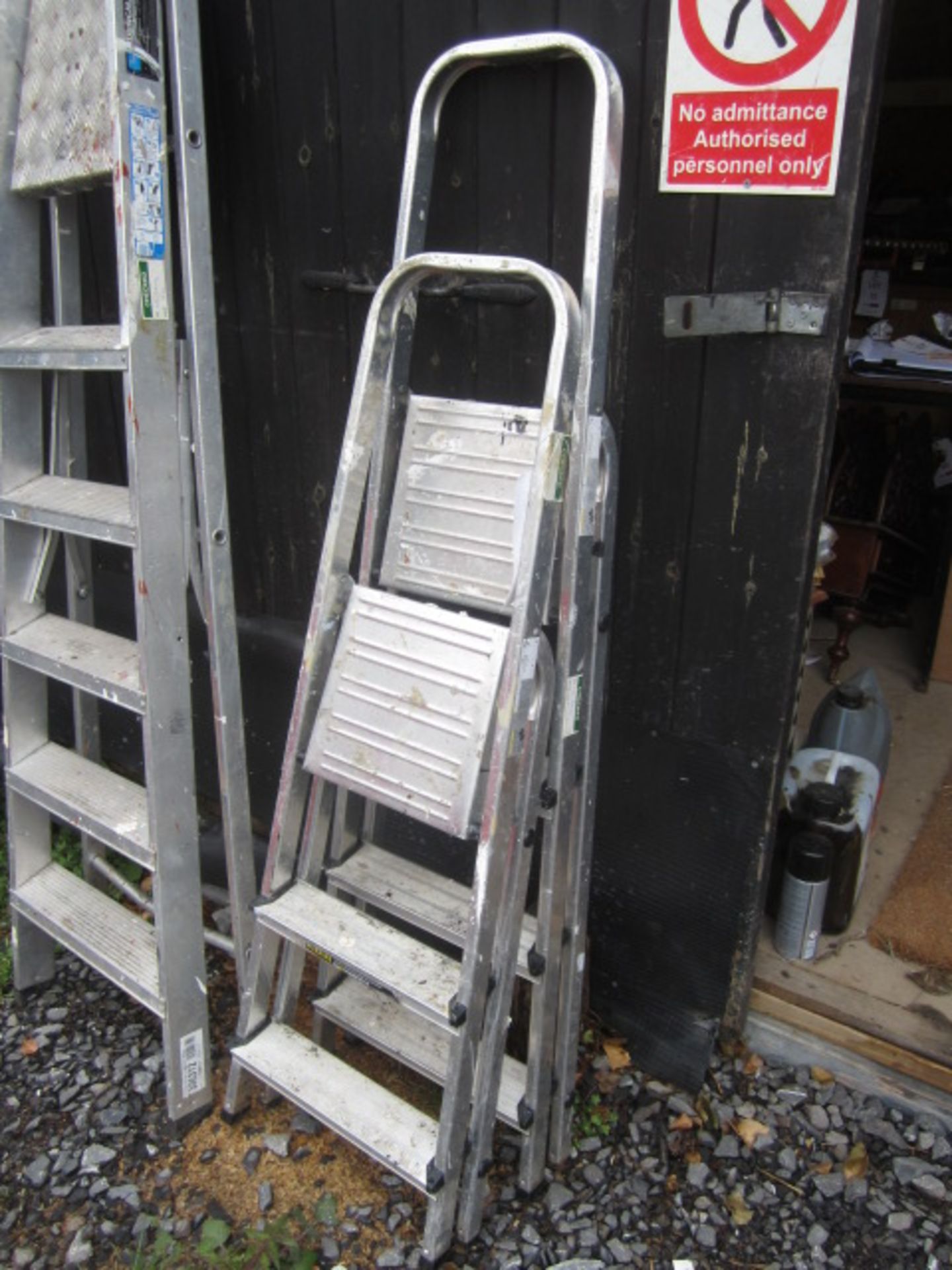 2 x aluminium step ladders, 4 tread / 3 tread. Located at main schoolPlease note: This lot, for