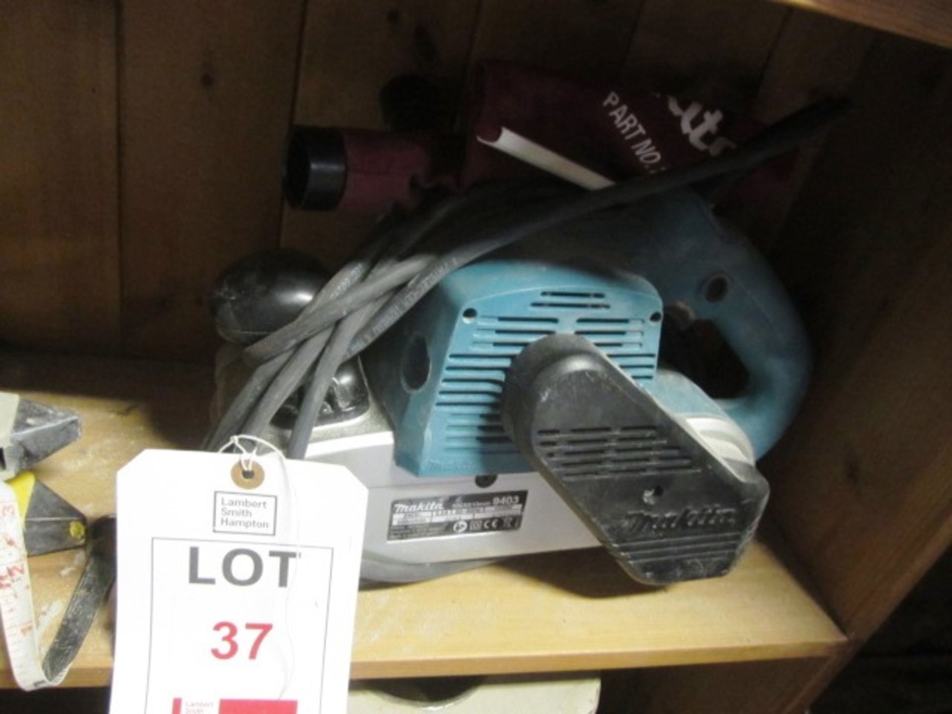 Makita 940B 100 x 610mm belt sander, 1200v, 240v. Located at main schoolPlease note: This lot, for