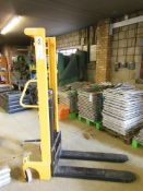 Pallet Truck Warehouse SFH15 manual hydraulic pallet stacker, serial no: J18022934-1/034 (2018) 1,