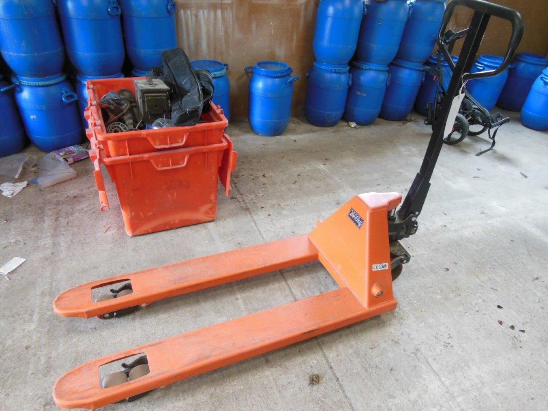 Hydraulic pallet truck 2,500kg capacity - Image 2 of 2