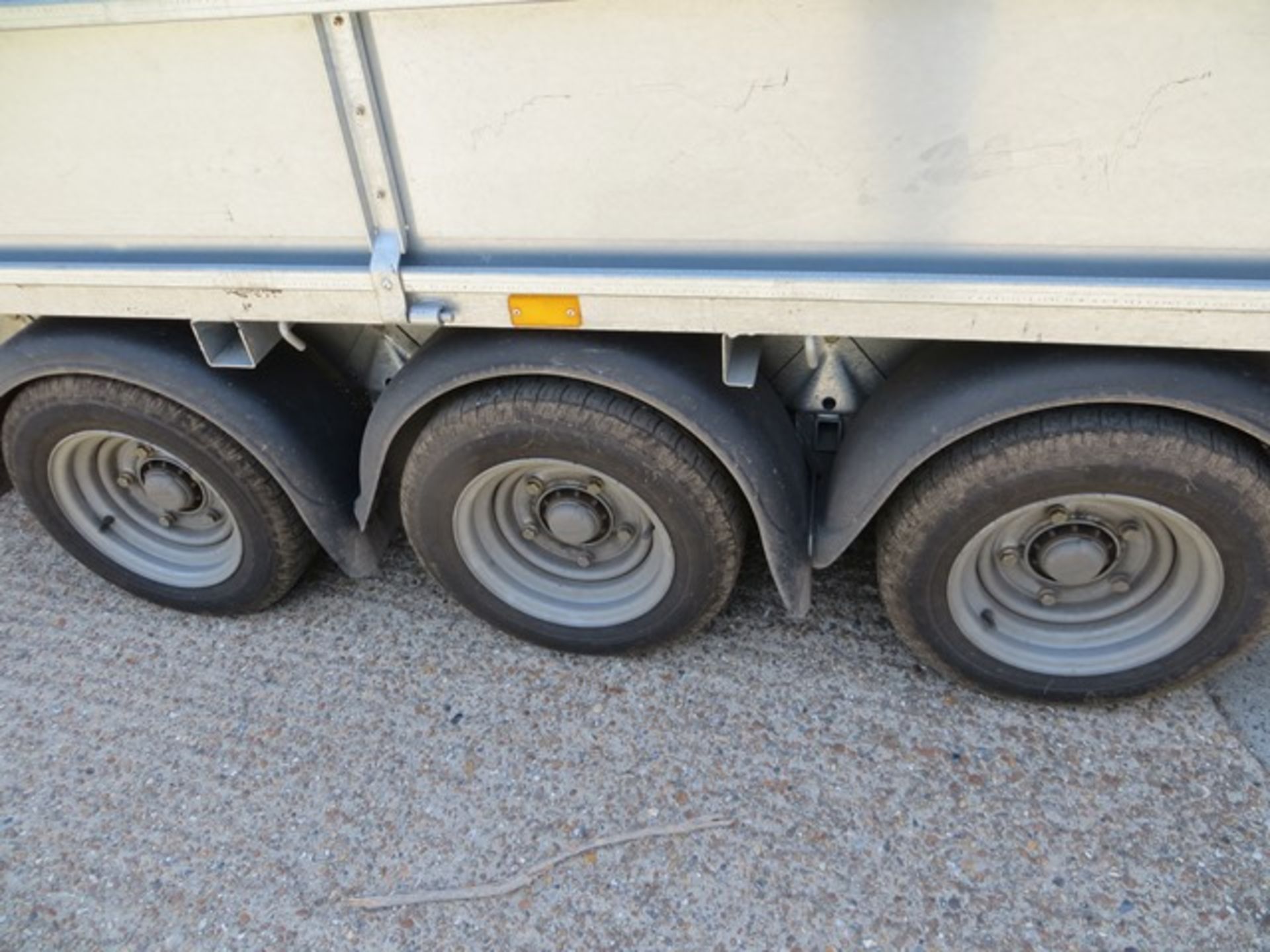 Ifor Williams KFG35Z chassis with universal trailers LM186G low loading triple axle trailer, 3500kg, - Image 9 of 10