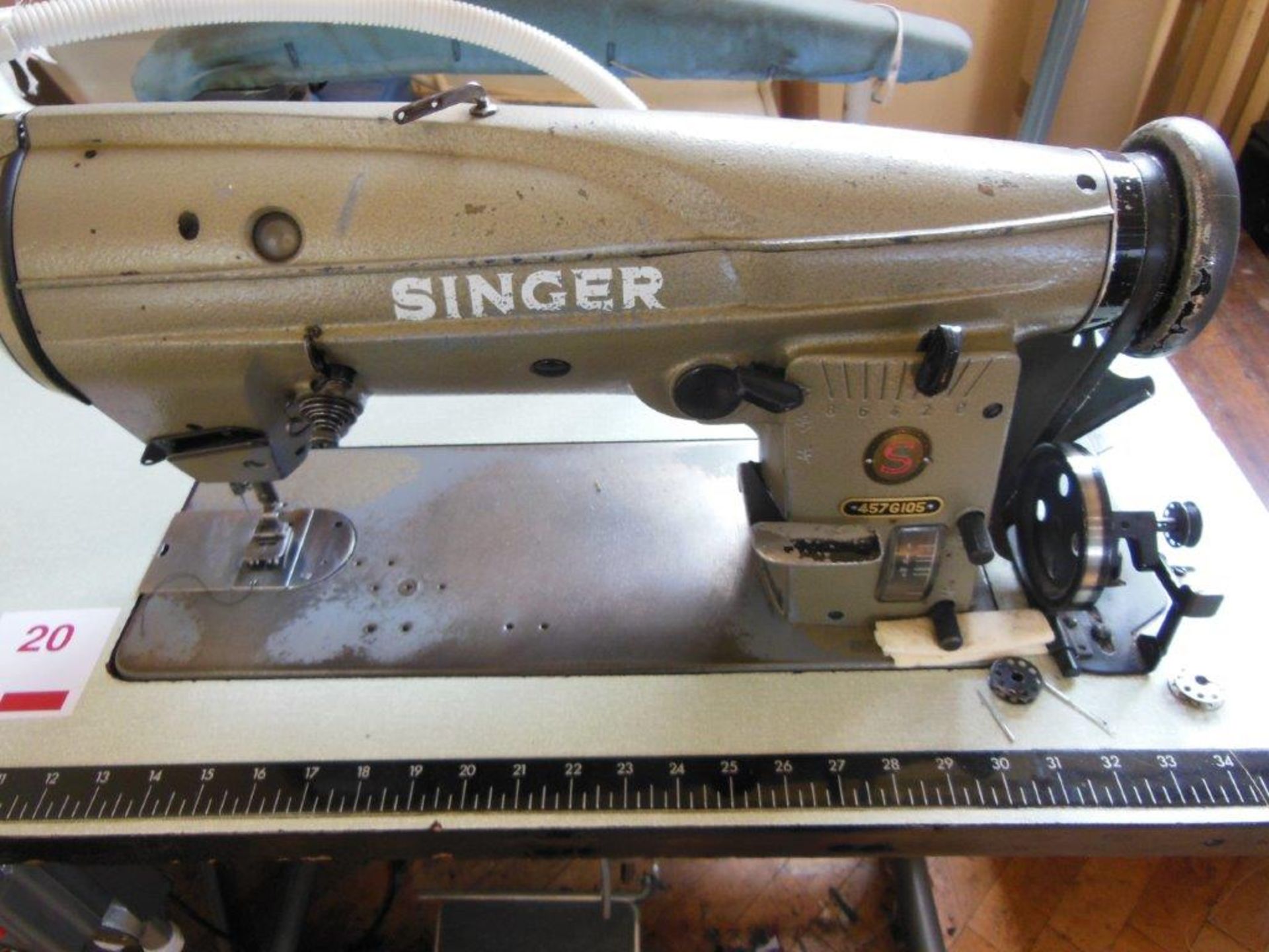 Singer 457G105 zig zag industrial sewing machine, three phase. NB: this item has no CE marking. The - Image 2 of 4