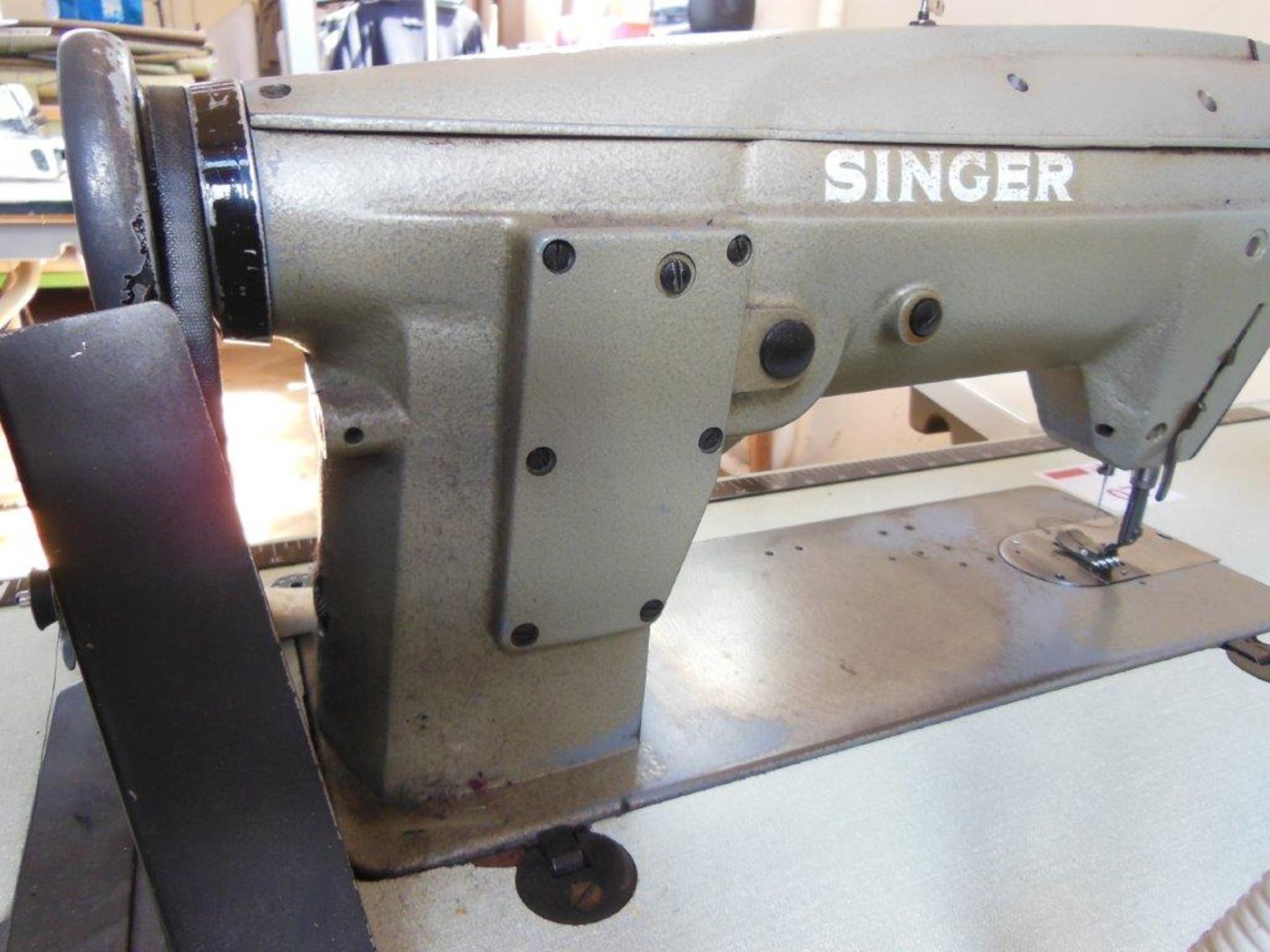 Singer 457G105 zig zag industrial sewing machine, three phase. NB: this item has no CE marking. The - Image 3 of 4