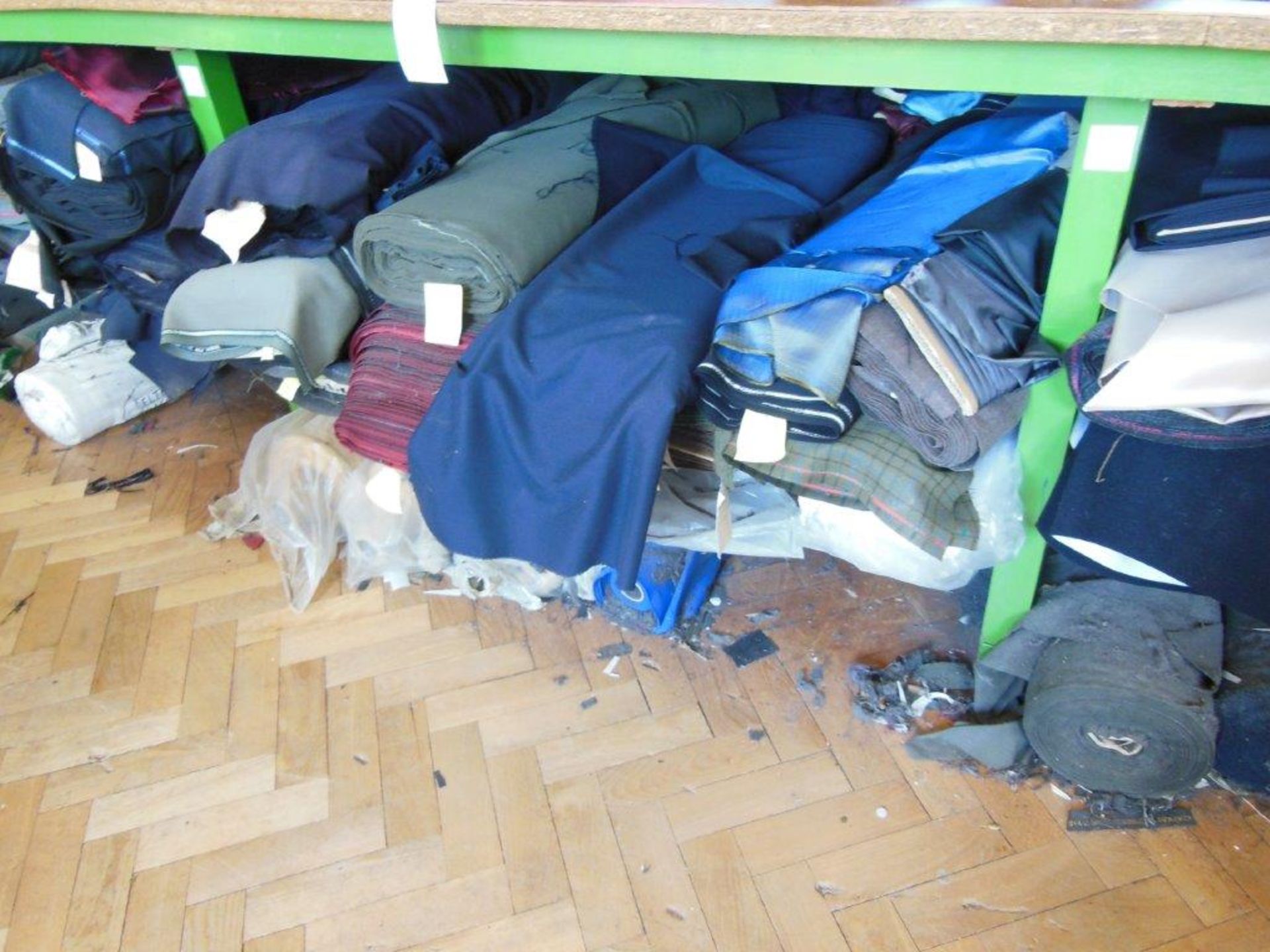 Large quantity of assorted fabrics including tweed, wool and cotton, to underside of lay-up table - Image 4 of 5