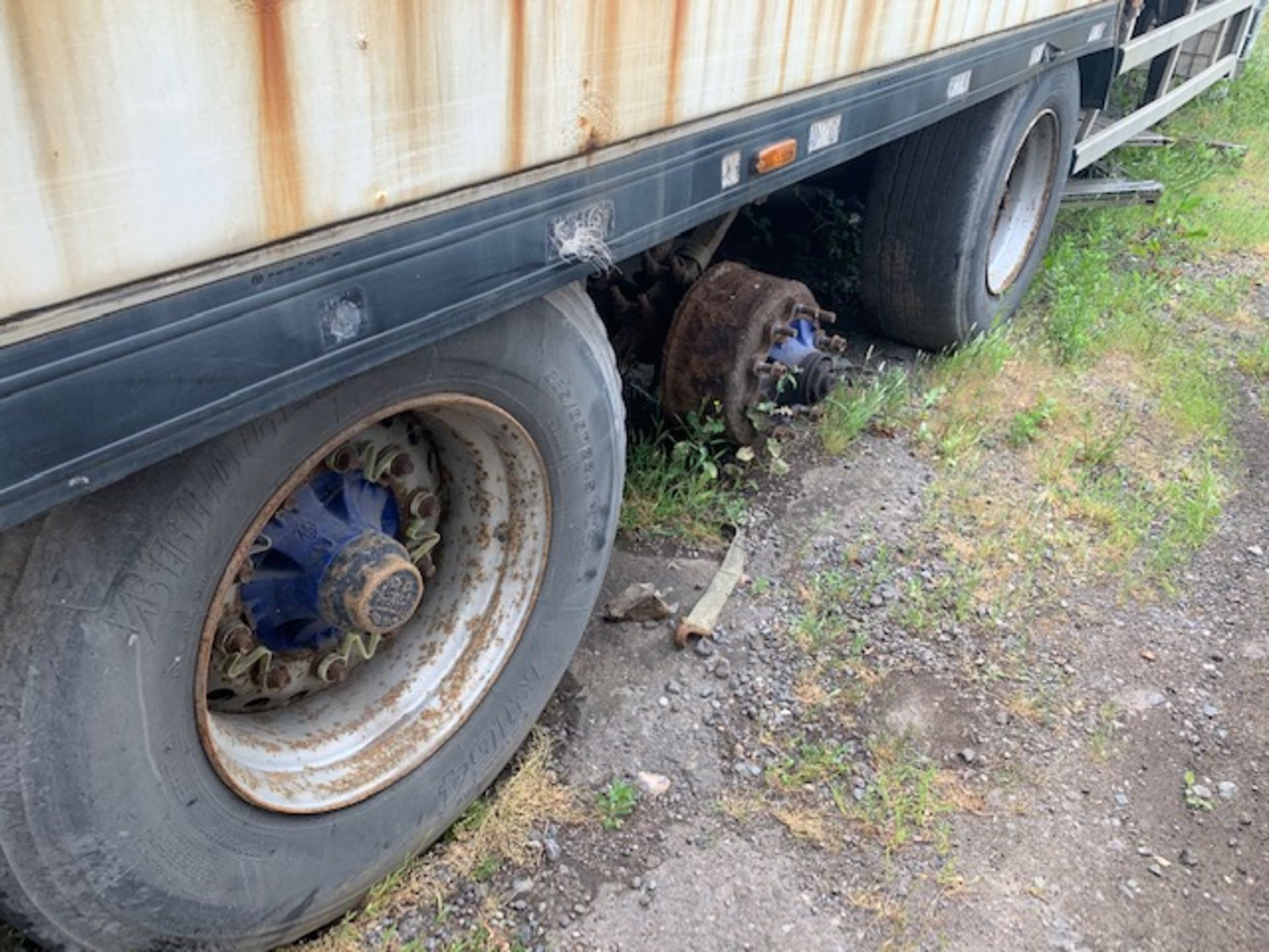 Lamberet 14m triple axle trailer 14m trailer 2nd axle removed refrigeration unit removed suitable - Image 2 of 8