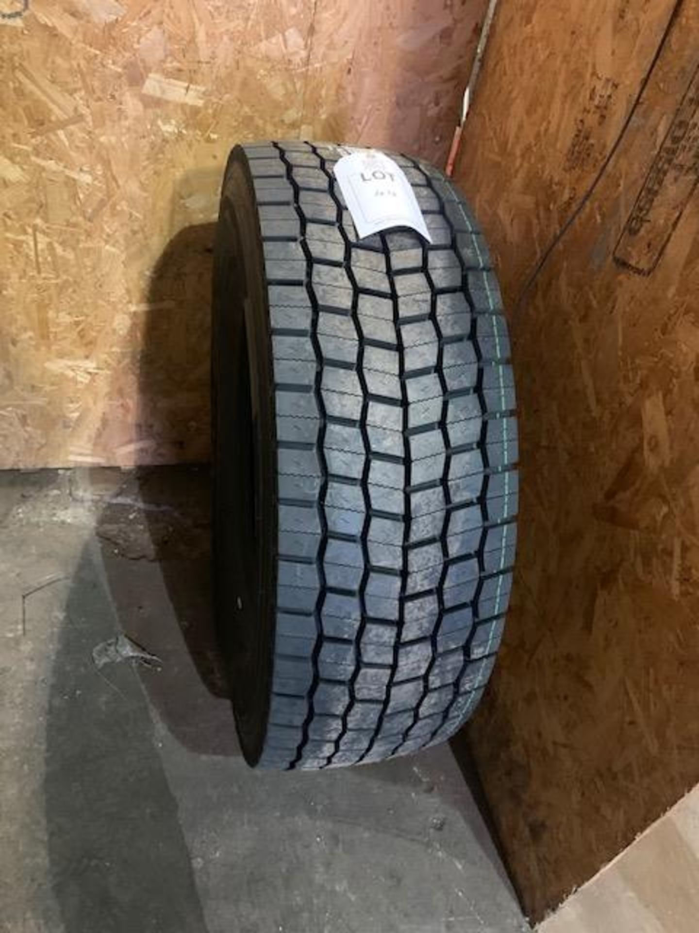 Unused Hankook Smart Flex lorry tyre 315/70R 22.5 18PR