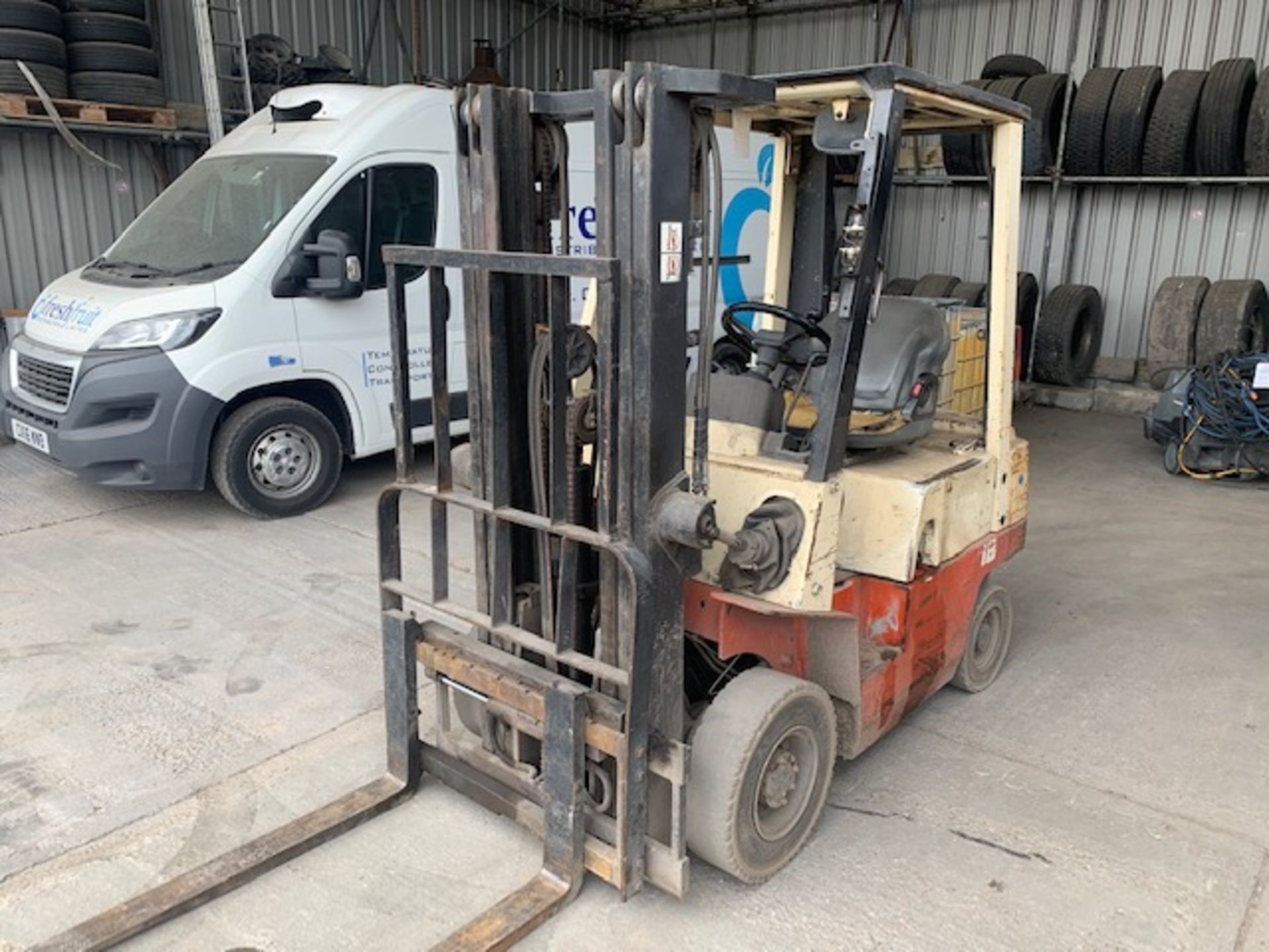 Nissan 1800Kg side shift forklift truck s/n FJO1E700355 SUK 230117 (DOM 1998) hours 11588 * Note - Image 2 of 6