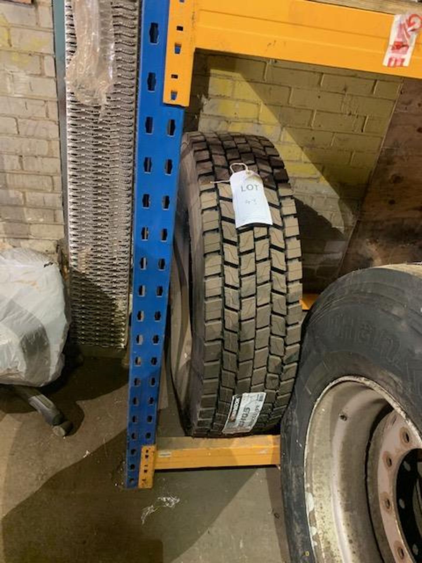 Unused Hankook DHOS lorry tyre 295/80 R 22.5 16PR