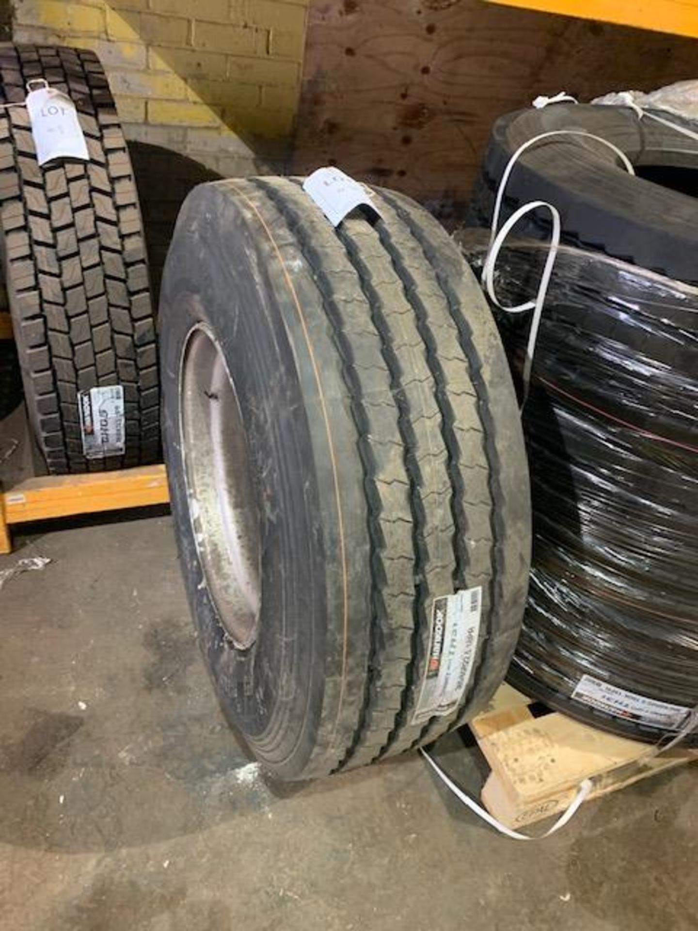 Unused Hankook Smart Flex TH31 385/65/R22.5 18PR tyre c/w used rim