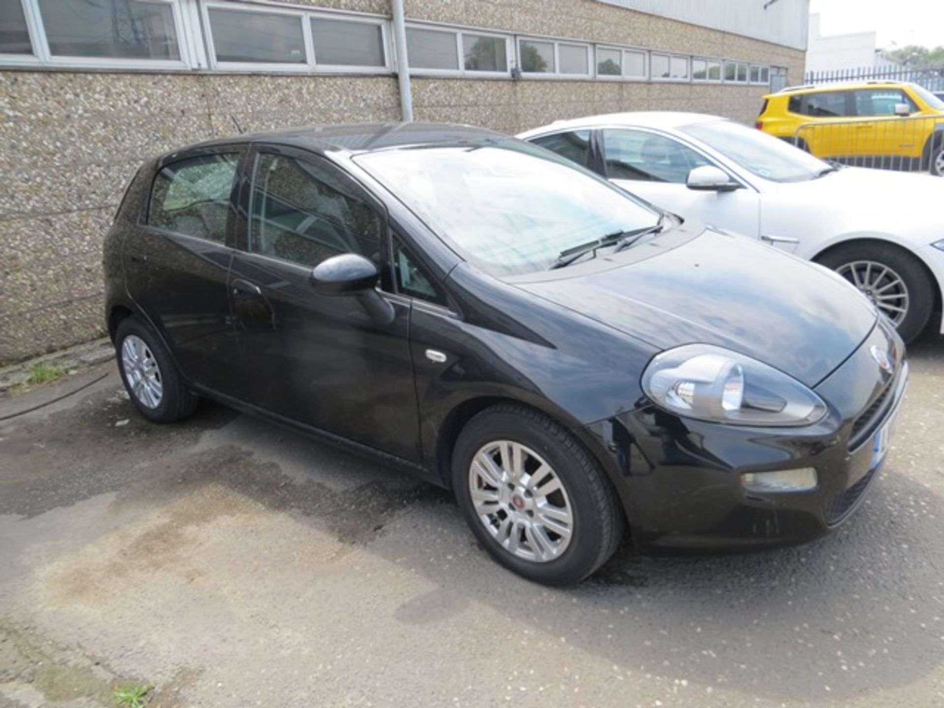 Fiat Punto Easy Multijet diesel manual 5 door hatchback, black, alloys and air conditioning, Reg - Image 2 of 7