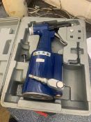 Draper air tools pneumatic rivit gun c/w case