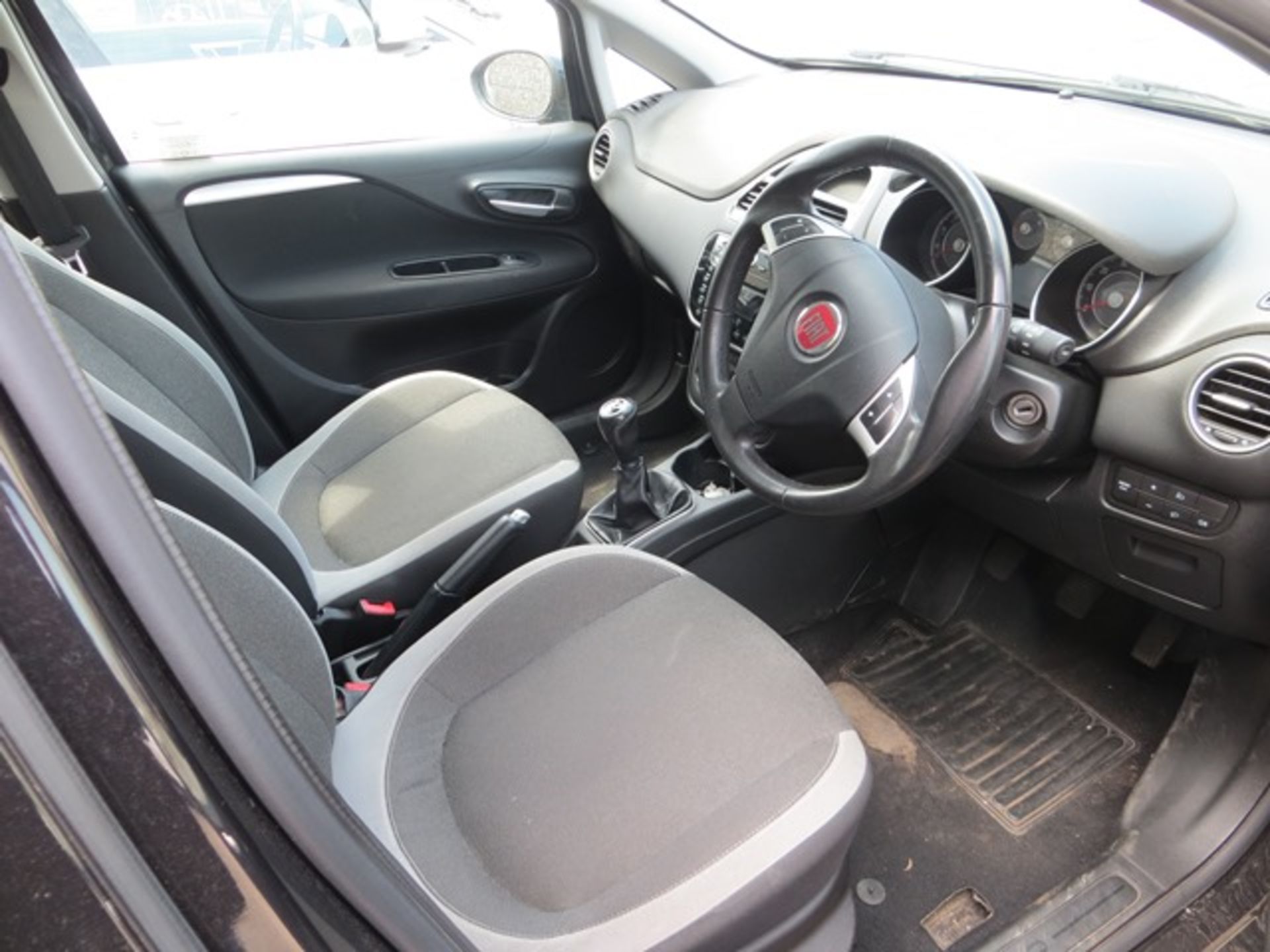 Fiat Punto Easy Multijet diesel manual 5 door hatchback, black, alloys and air conditioning, Reg - Image 6 of 7