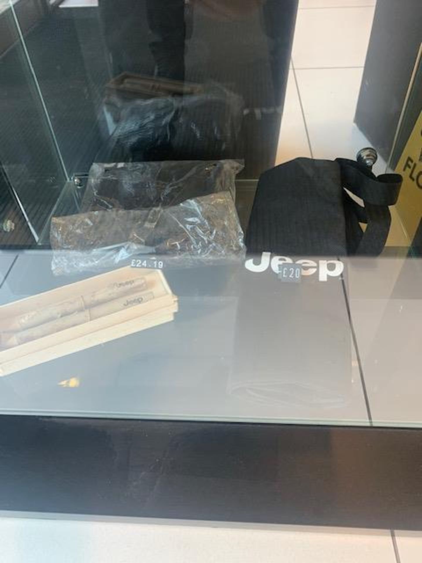 Jeep merchandise display unit c/w contents - Bild 4 aus 6