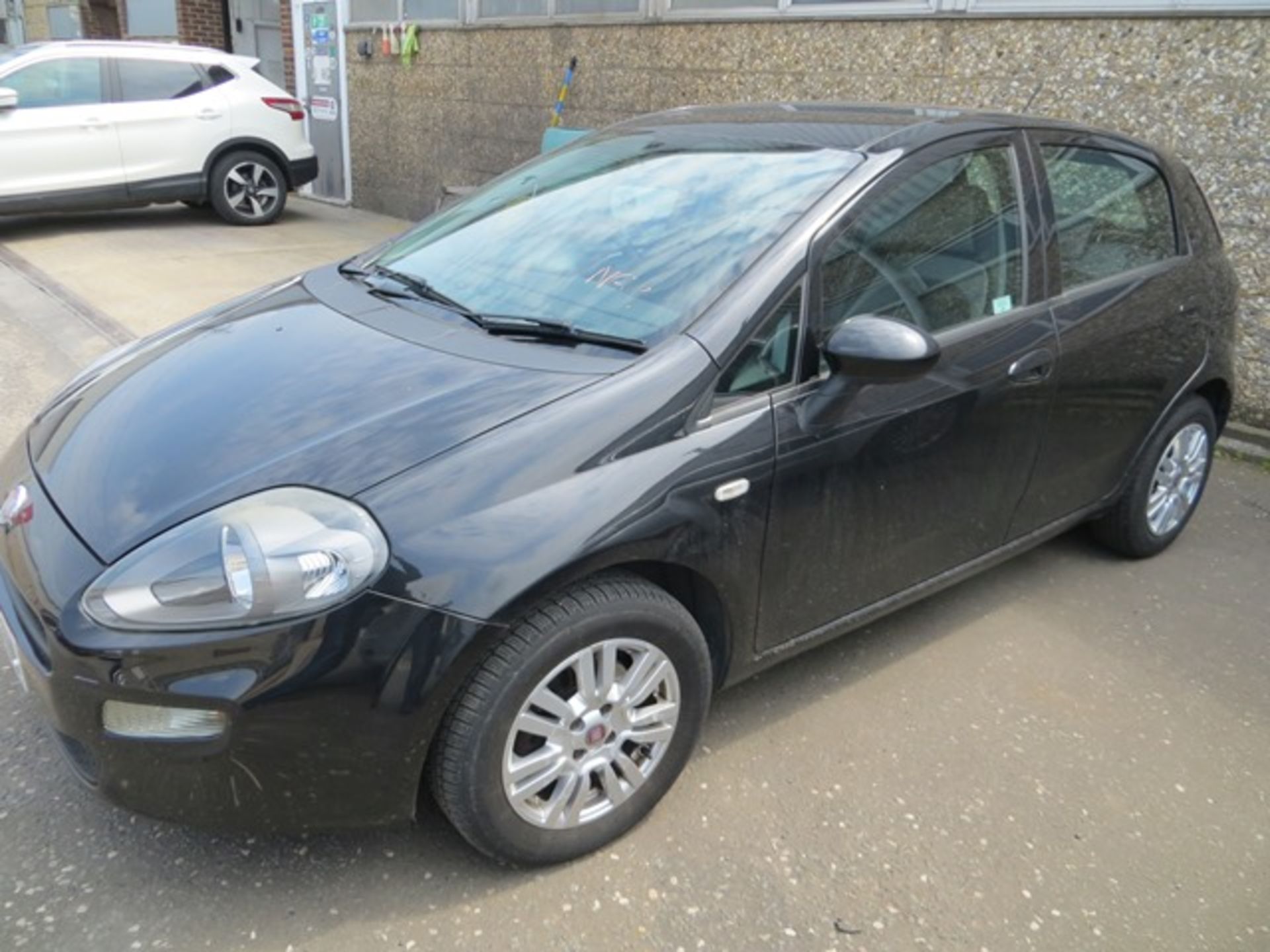 Fiat Punto Easy Multijet diesel manual 5 door hatchback, black, alloys and air conditioning, Reg - Image 3 of 7