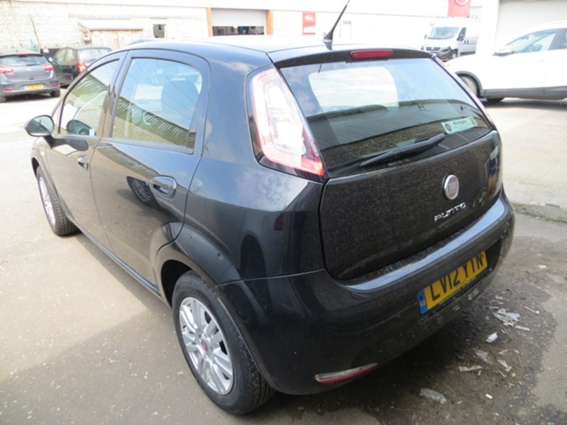 Fiat Punto Easy Multijet diesel manual 5 door hatchback, black, alloys and air conditioning, Reg - Image 4 of 7