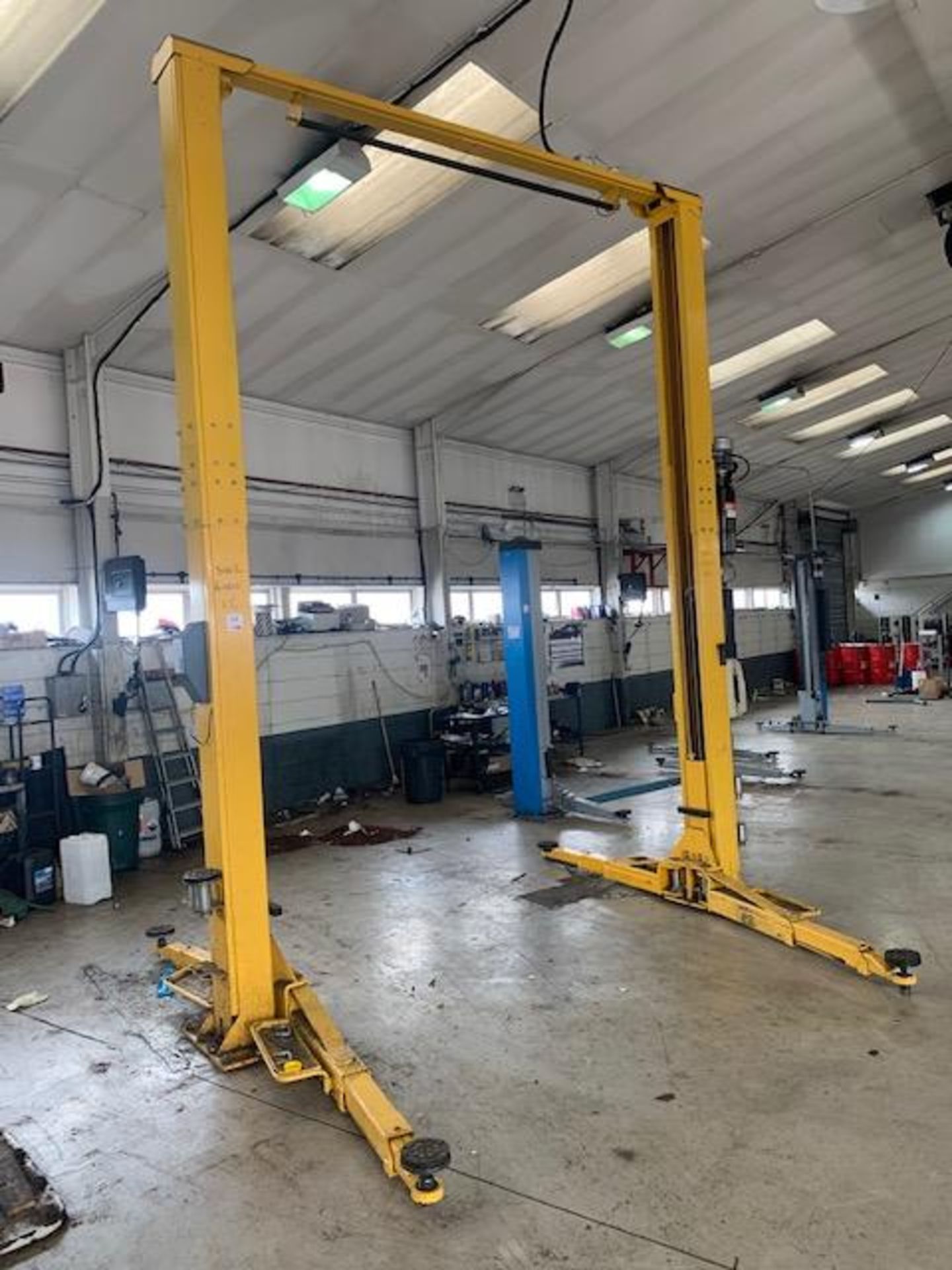 Bradbury 2-post vehicle lift 6 tonne type EPCO H2603G Serial No. 2G6Y0536 (2012). NB: This item