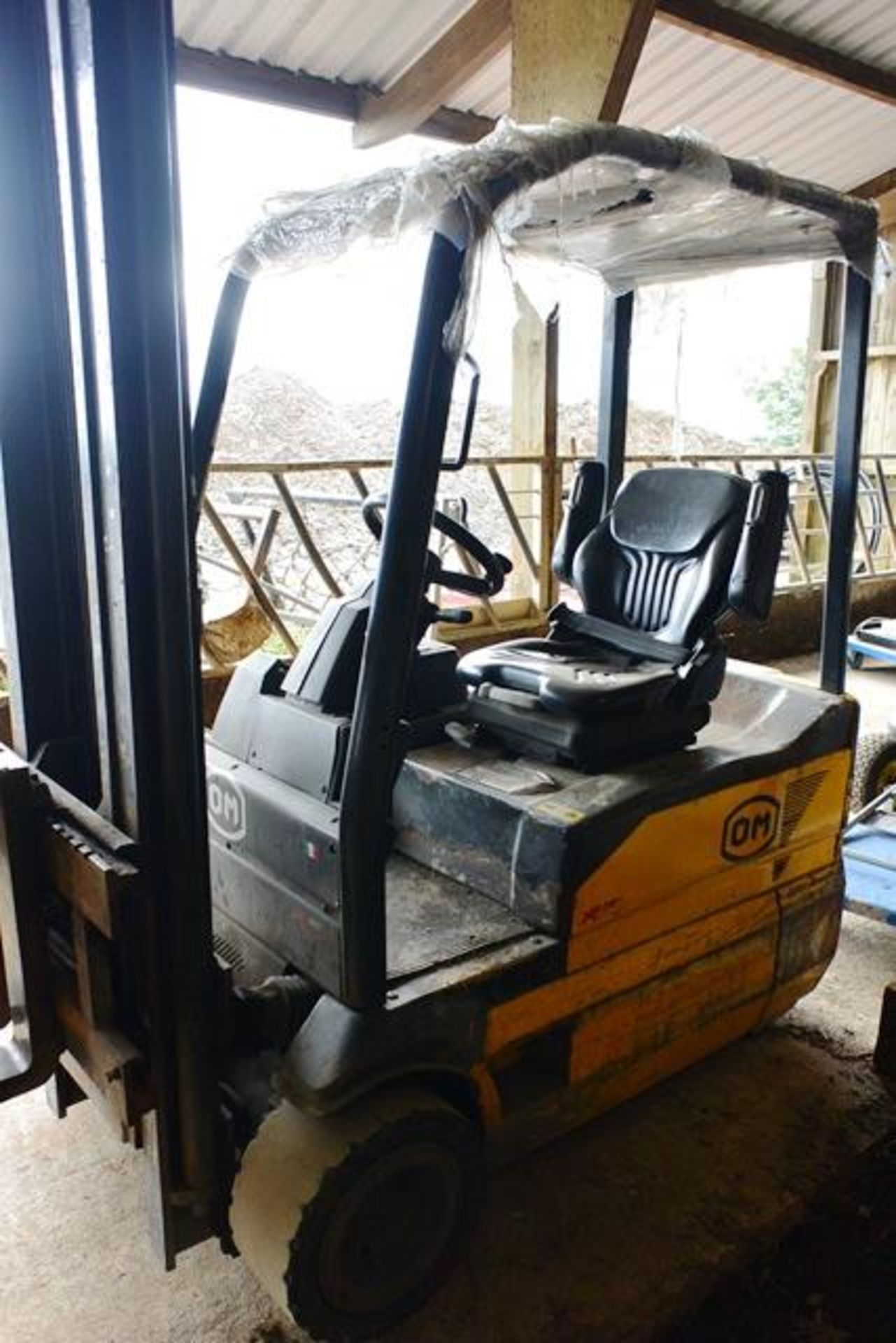 OM XE183AC duplex battery operated forklift truck, with charger. 1,800kg capacity, Year: Unknown,.. - Image 8 of 9