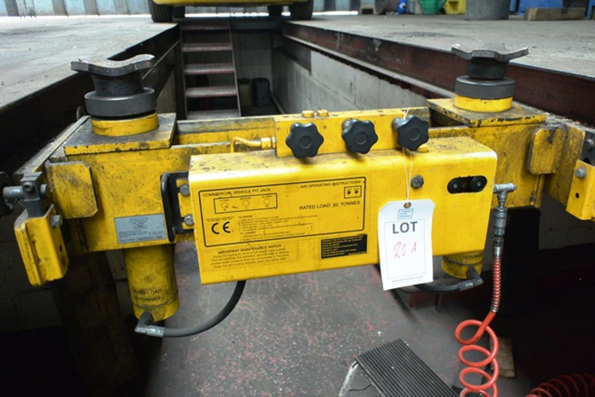 Major Lift 20 ton commercial vehicle pit jack, serial no: 19D/10117-1609. NB: This item has no - Image 2 of 3