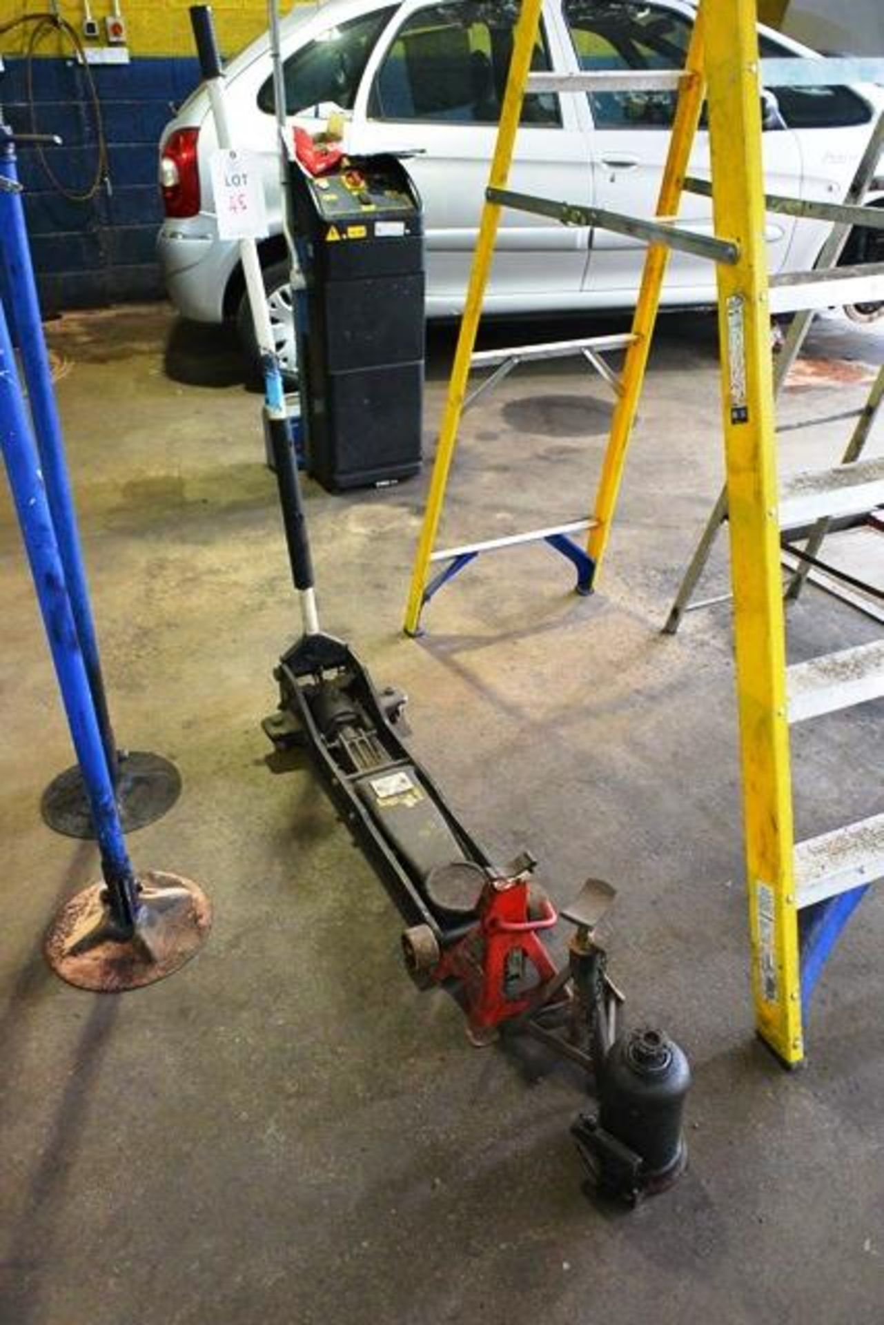 Hydraulic trolley jack, two axle stands and bottle jack