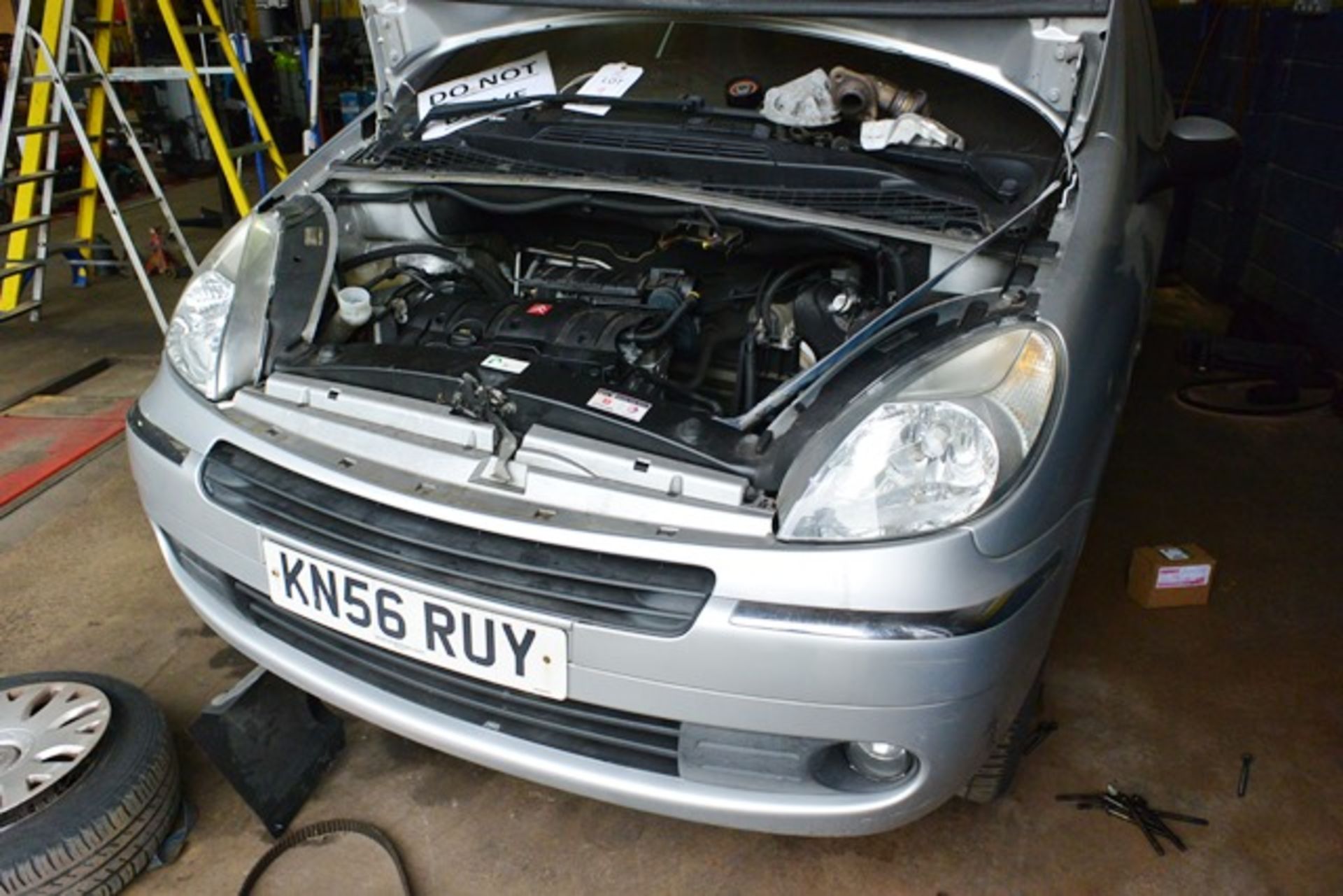 Citroen Picasso Xsara 5 door MPV, reg no: KN56 RUY (2006), MOT: 23/08/2020 , recorded mileage: not - Image 6 of 6