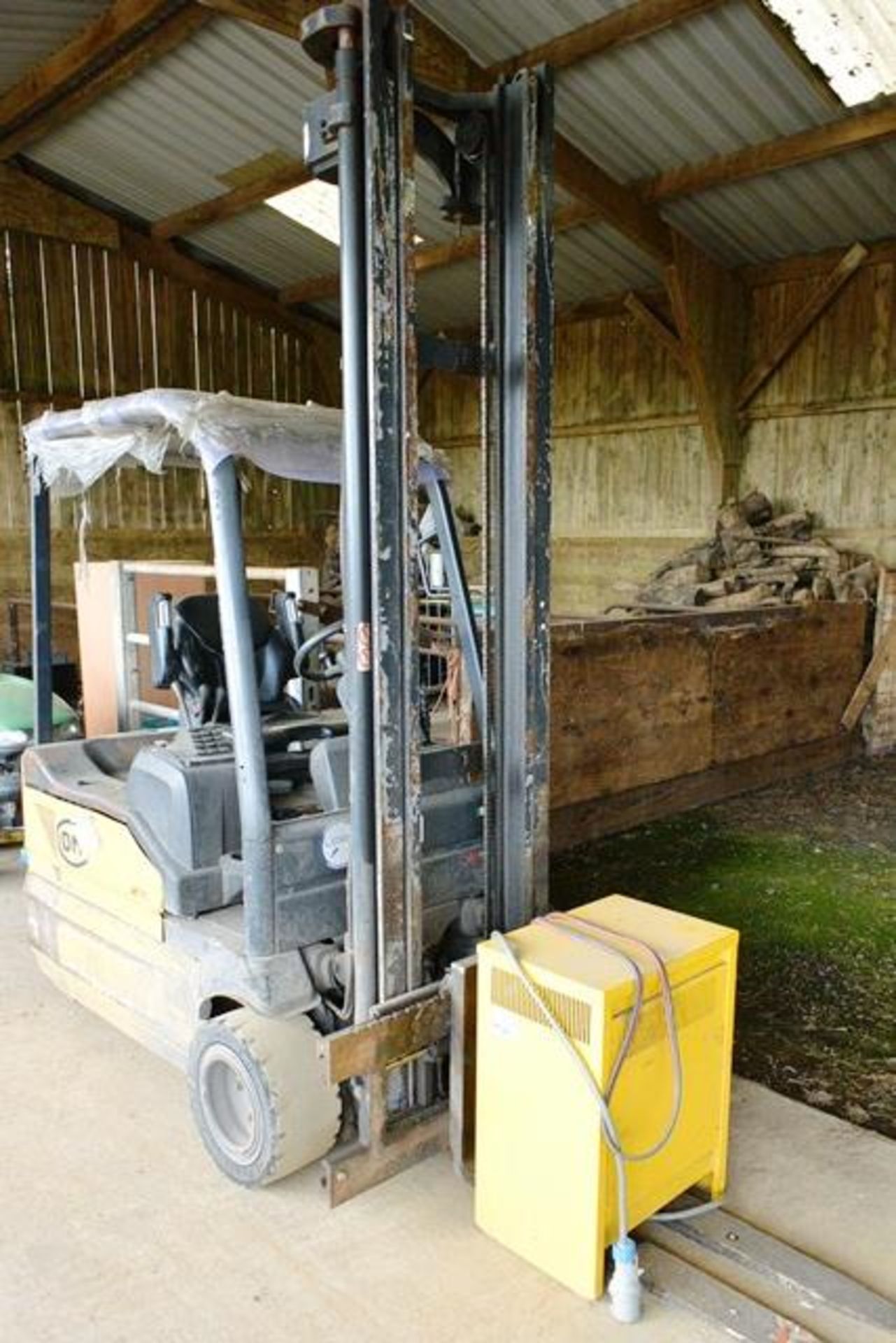 OM XE183AC duplex battery operated forklift truck, with charger. 1,800kg capacity, Year: Unknown,.. - Image 9 of 9