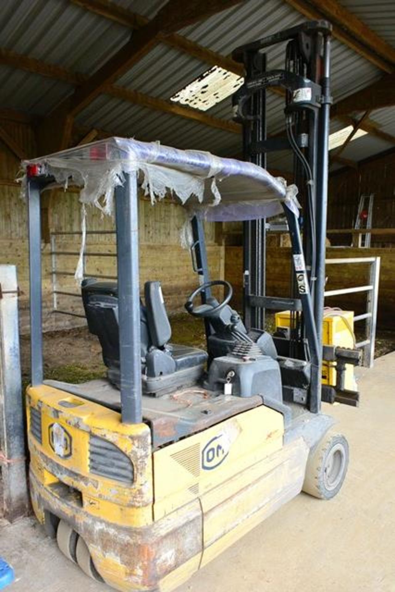 OM XE183AC duplex battery operated forklift truck, with charger. 1,800kg capacity, Year: Unknown,.. - Image 4 of 9