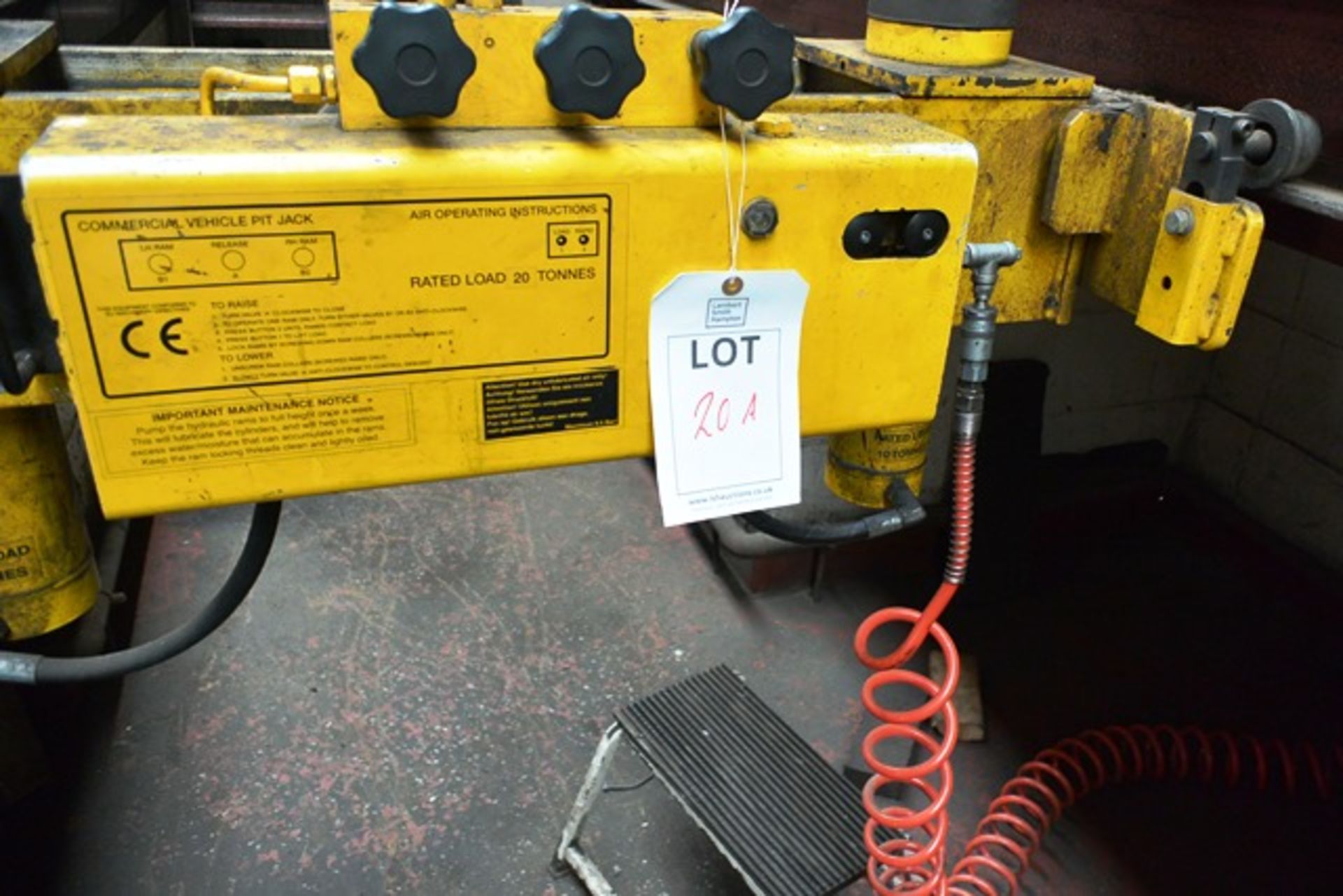 Major Lift 20 ton commercial vehicle pit jack, serial no: 19D/10117-1609. NB: This item has no