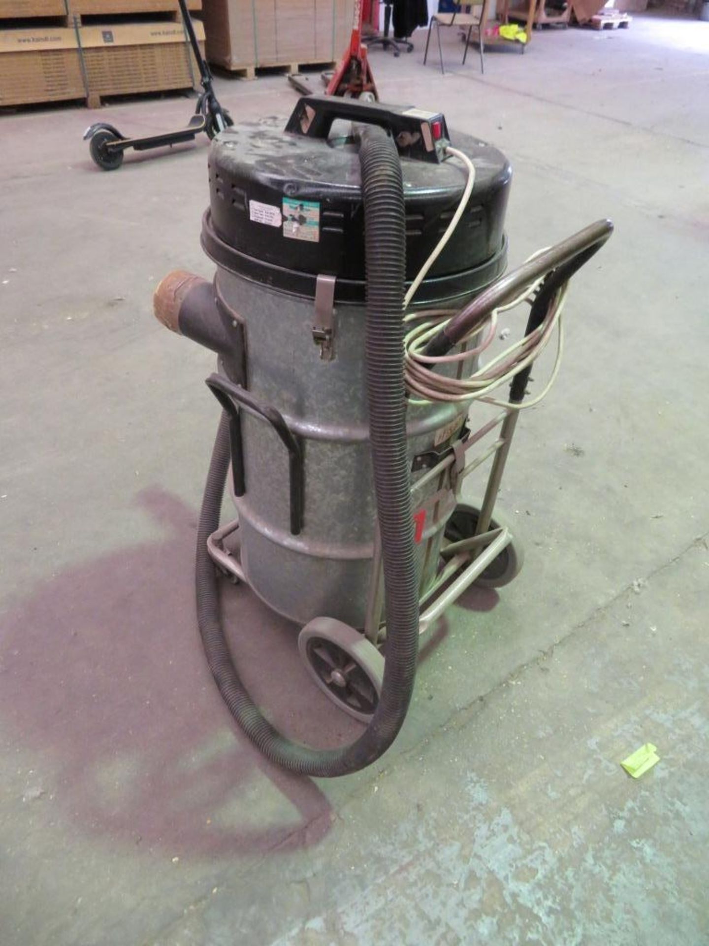 Numatic vacuum cleaner - Image 2 of 3