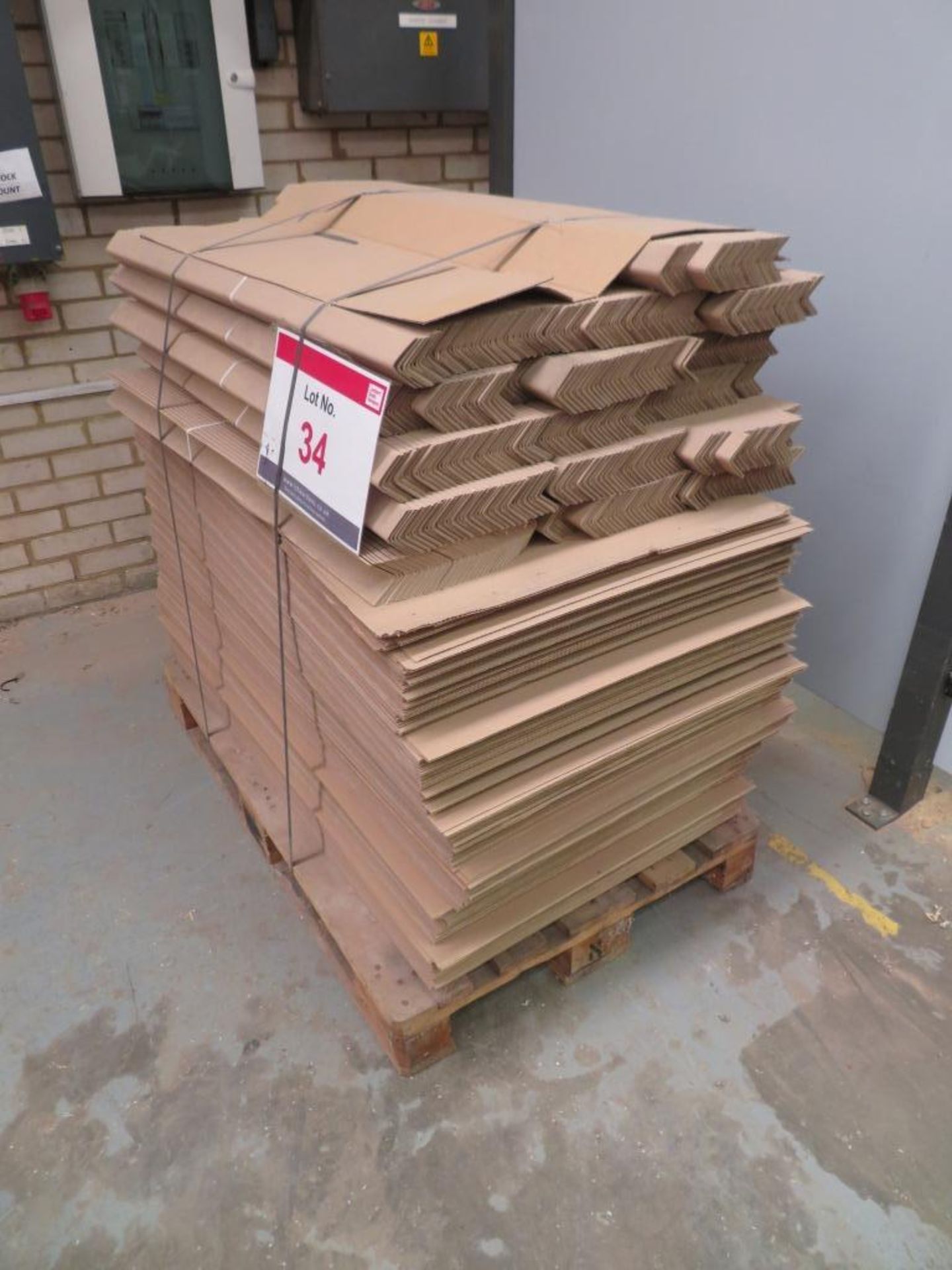 A pallet of cardboard sheets and corner protectors - Image 2 of 2