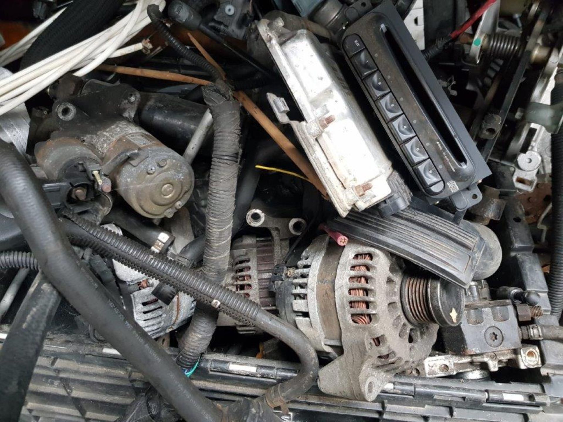 The entire contents in one single lot of a used car parts supplier and car breakers including - Image 131 of 146