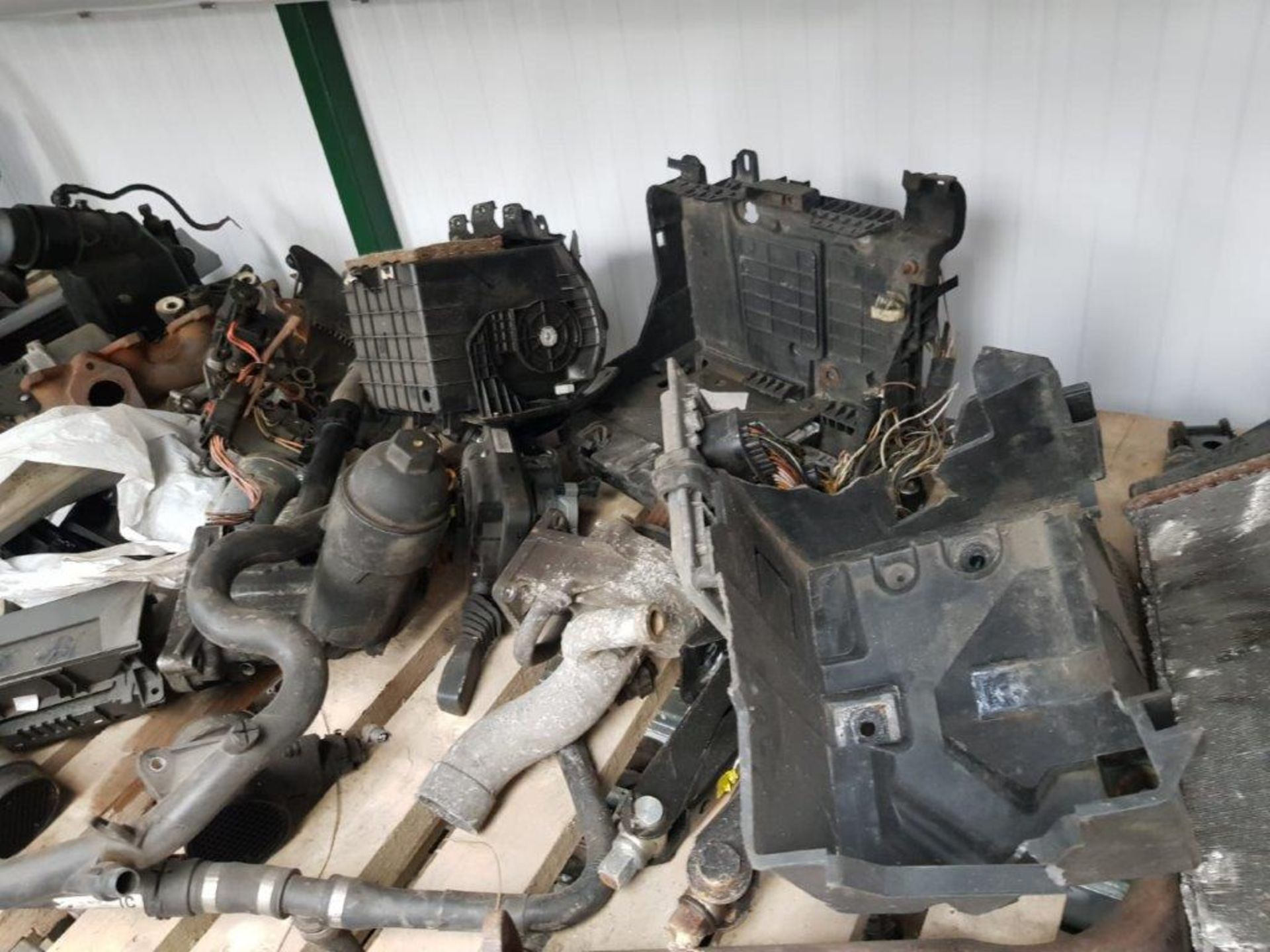 The entire contents in one single lot of a used car parts supplier and car breakers including - Image 88 of 146