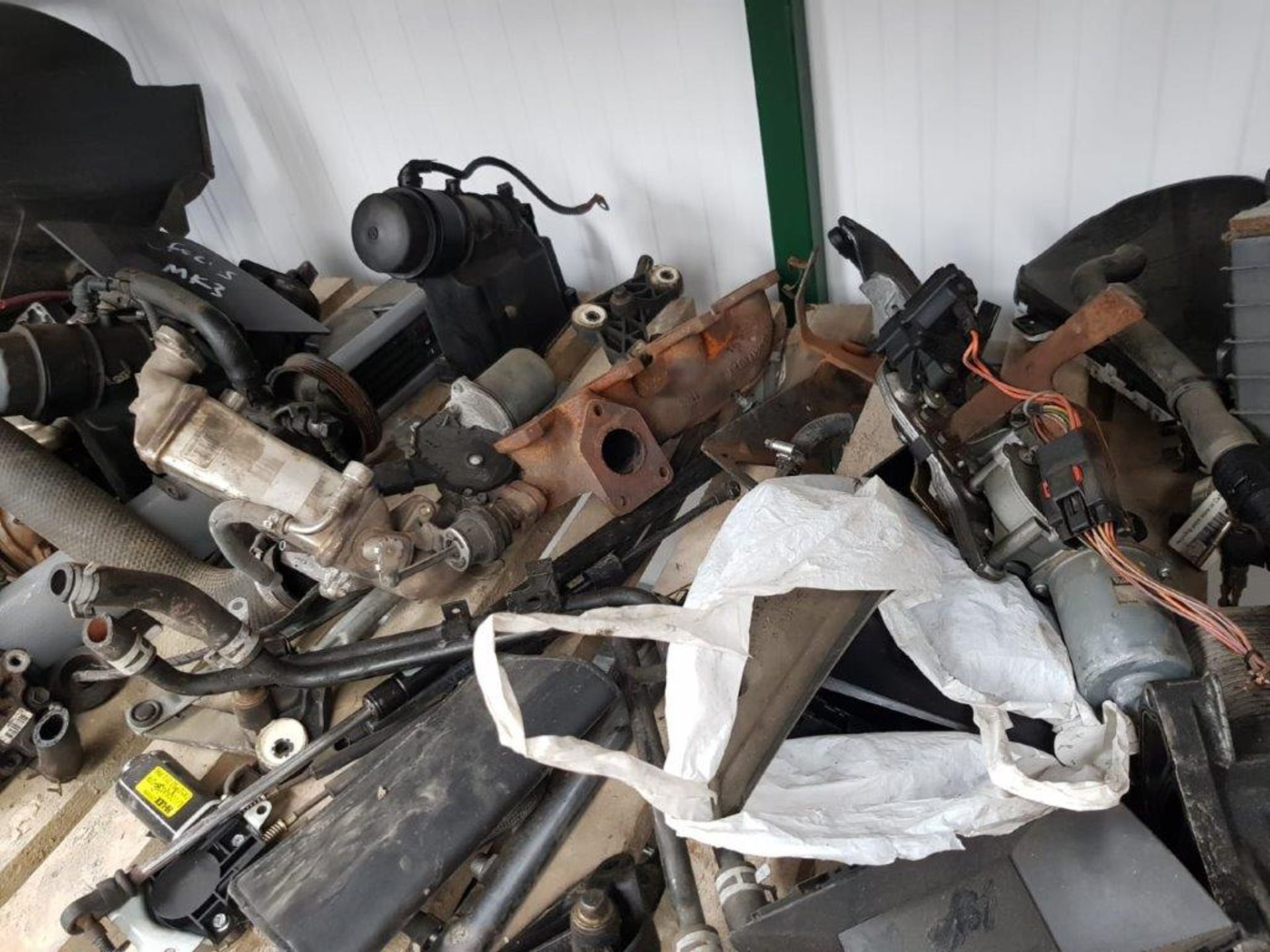 The entire contents in one single lot of a used car parts supplier and car breakers including - Image 35 of 146