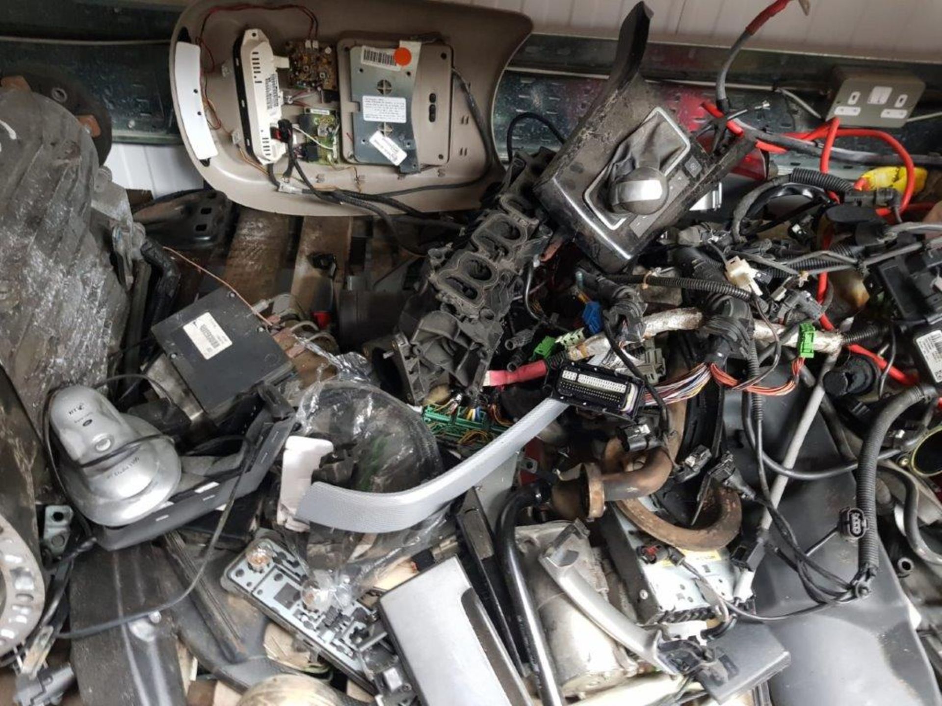 The entire contents in one single lot of a used car parts supplier and car breakers including - Image 68 of 146