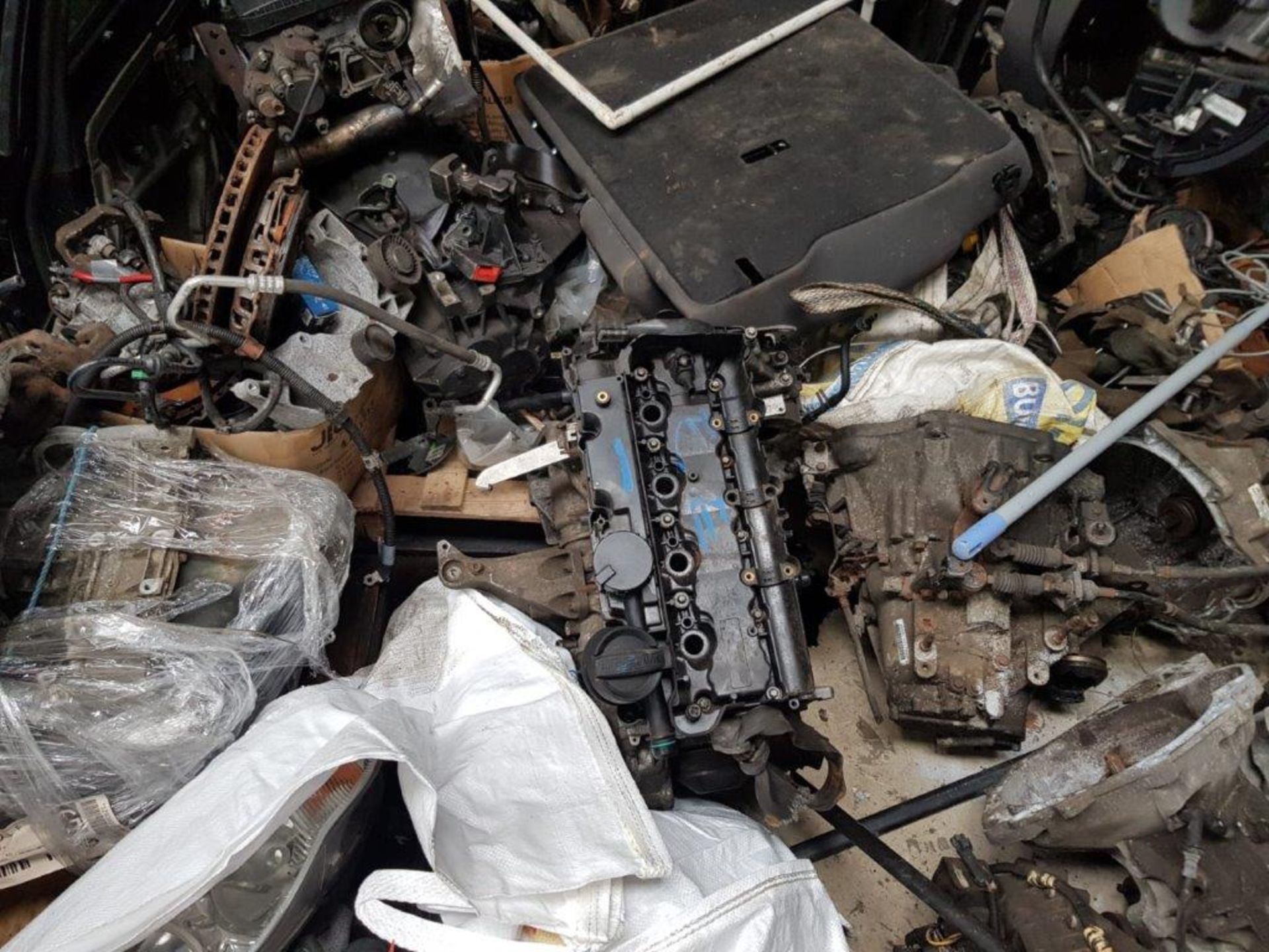 The entire contents in one single lot of a used car parts supplier and car breakers including - Image 80 of 146