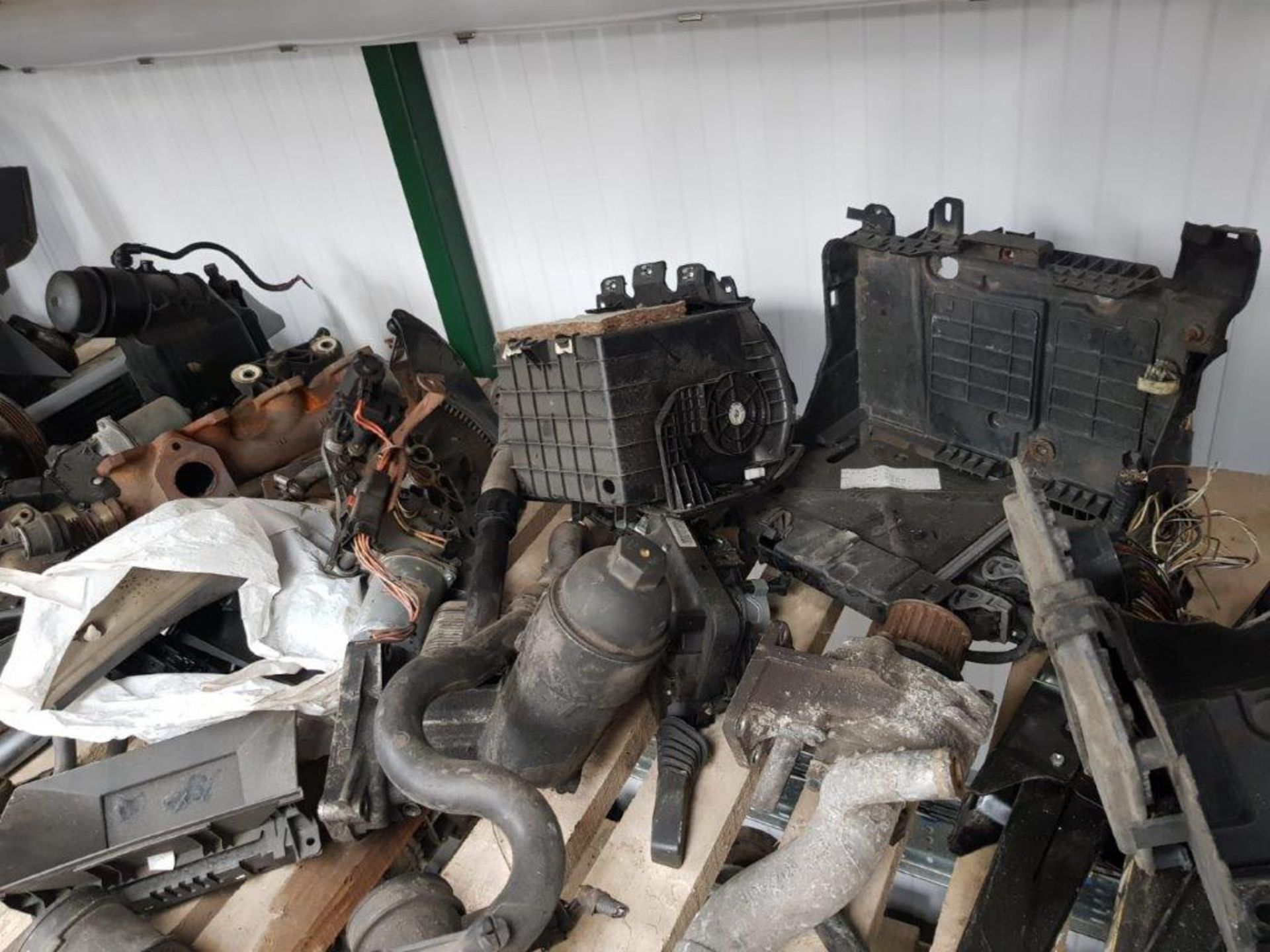 The entire contents in one single lot of a used car parts supplier and car breakers including - Image 110 of 146