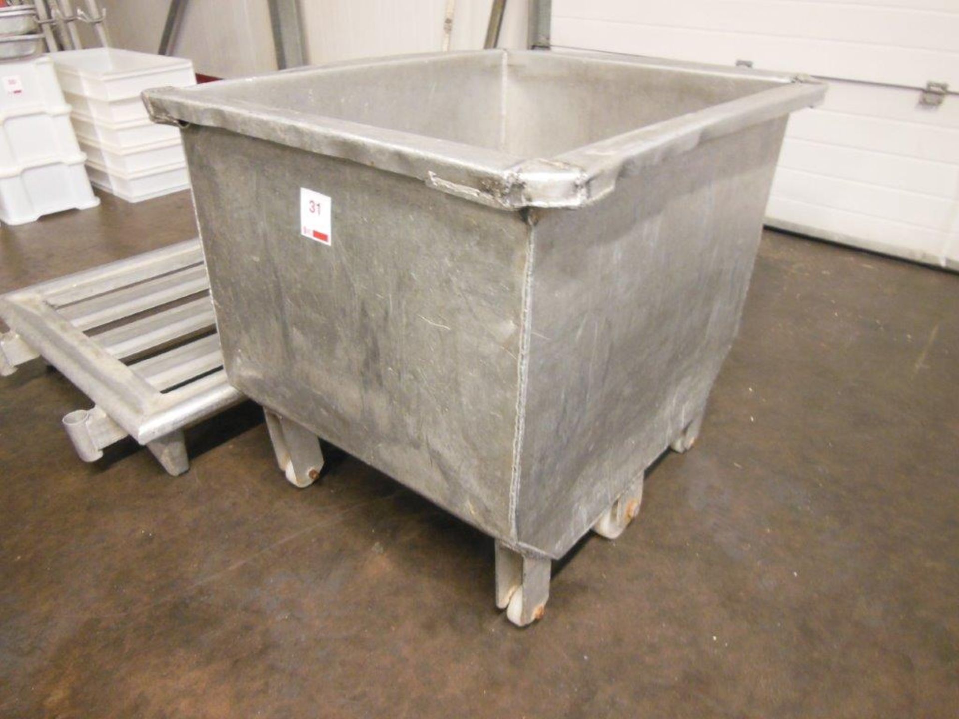 Aluminium pallet 1520 x 920mm and stainless steel mobile tank 900 x 715 x 730 mm - Image 3 of 3