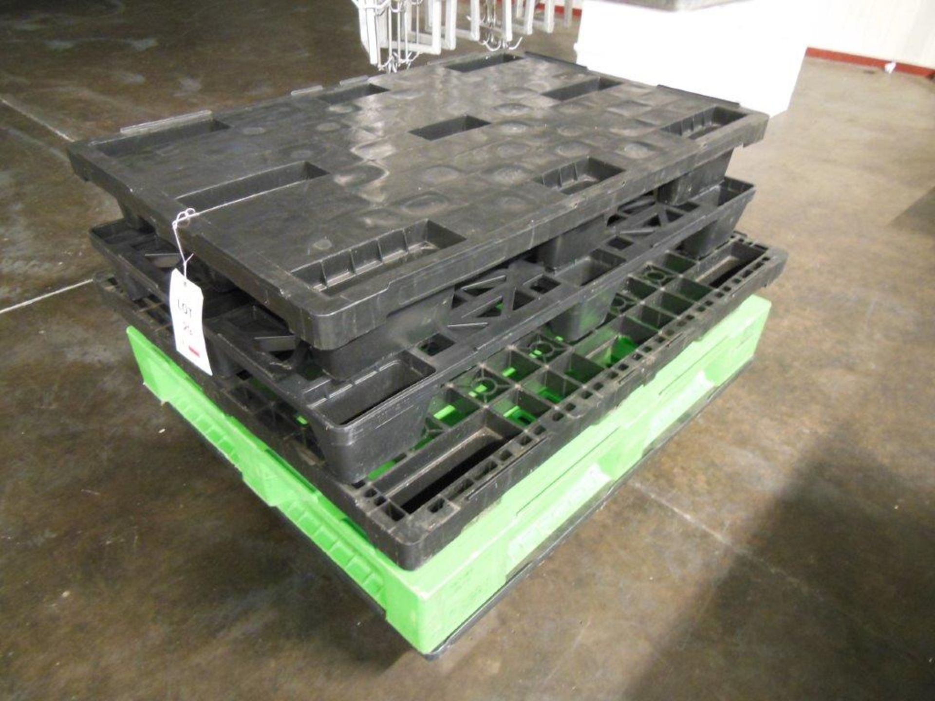 5 x assorted plastic pallets - Image 2 of 2