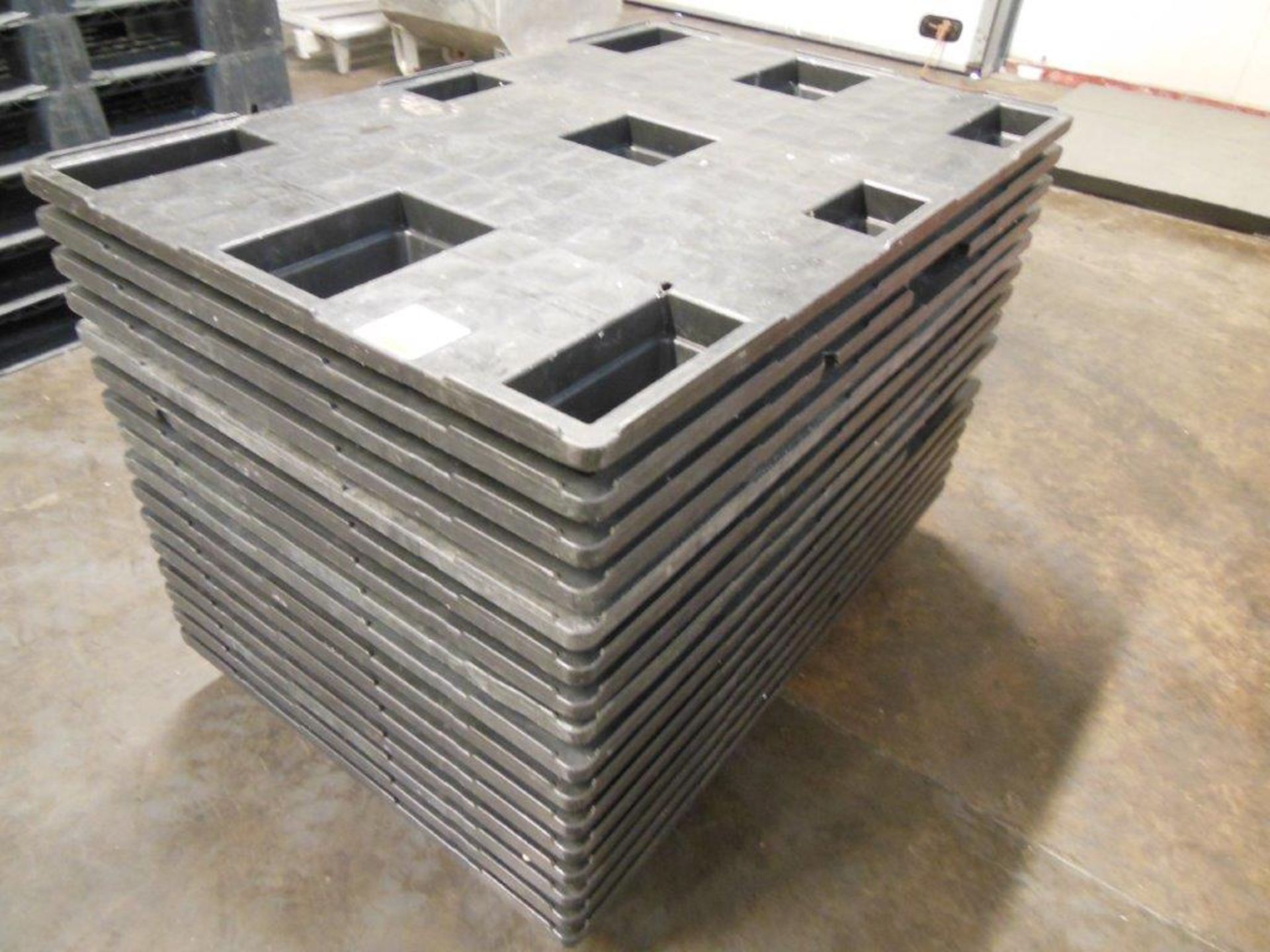 16 low profile plastic stacking pallets - Image 2 of 2